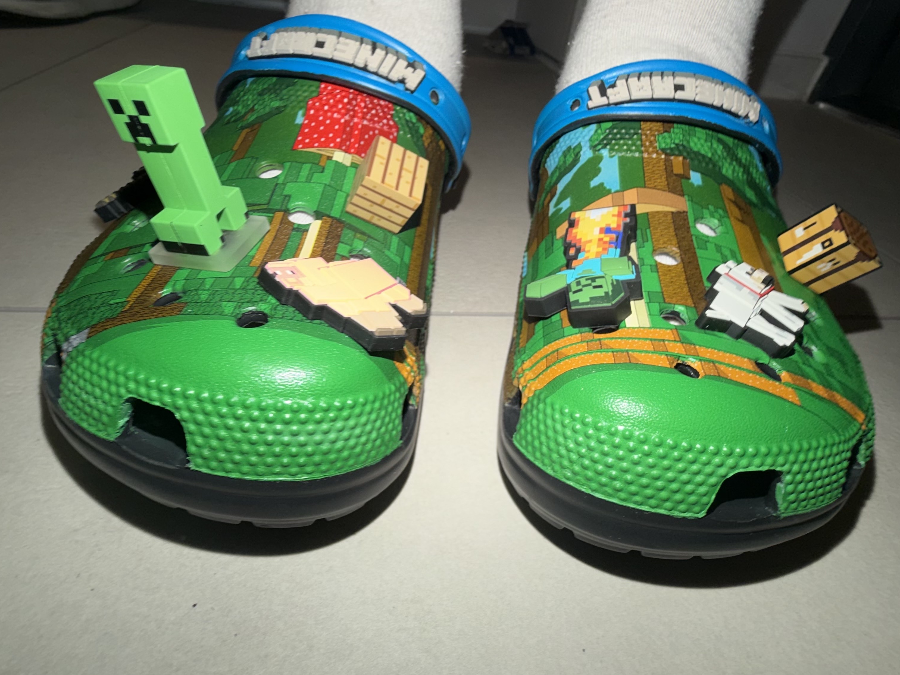 Crocs x Minecraft Classic Clog Multi 착용 스타일