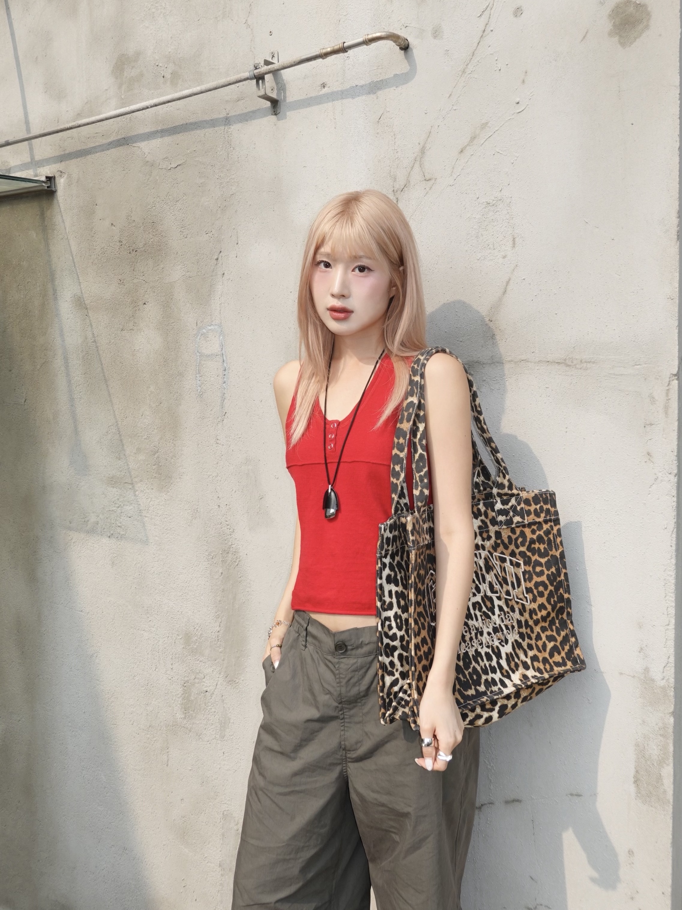 Ganni Large Easy Shopper Bag Leopard, New Balance 1906R Black Silver Metallic 착용 스타일 - 2