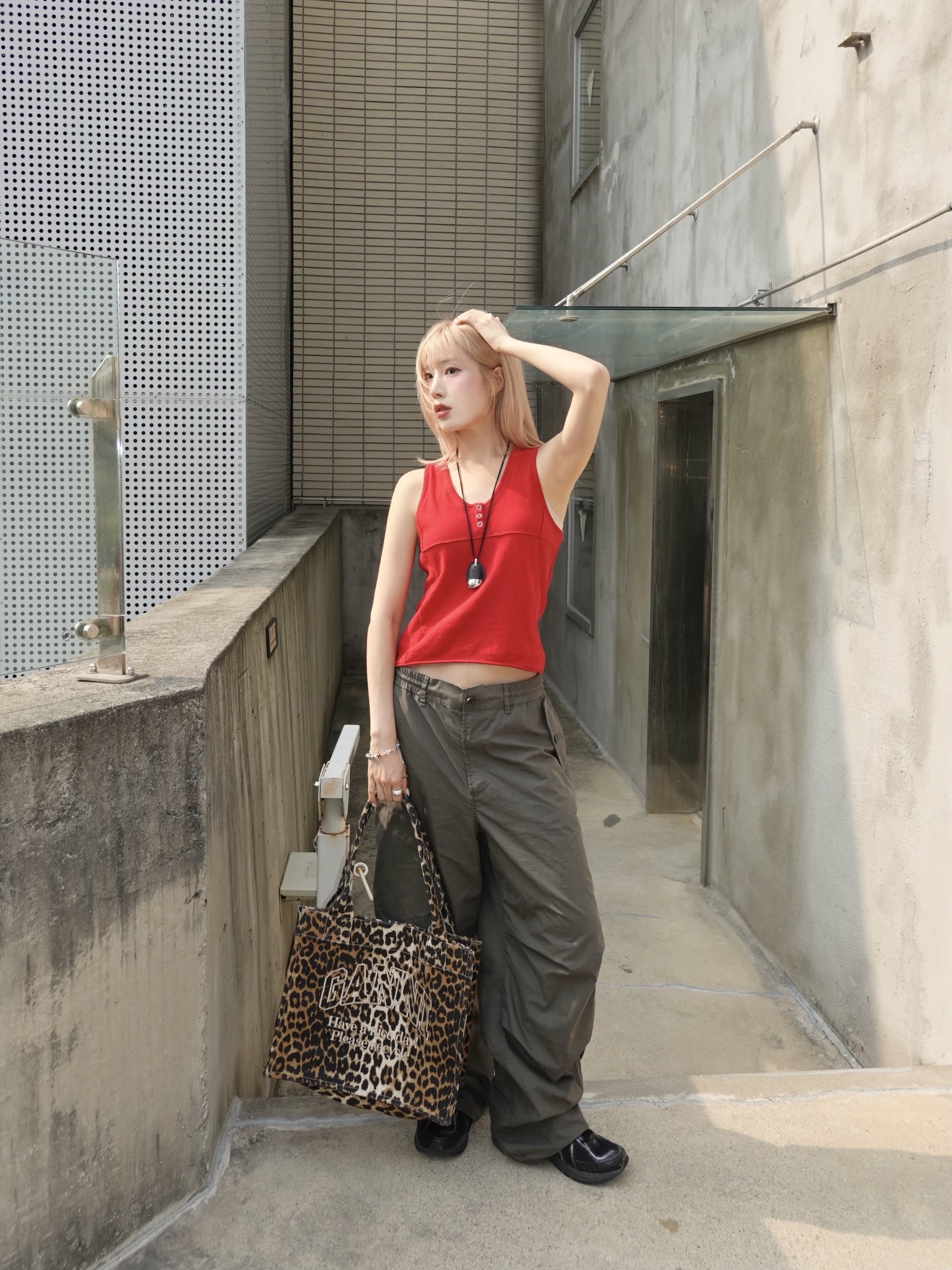 Ganni Large Easy Shopper Bag Leopard, New Balance 1906R Black Silver Metallic 착용 스타일 - 1