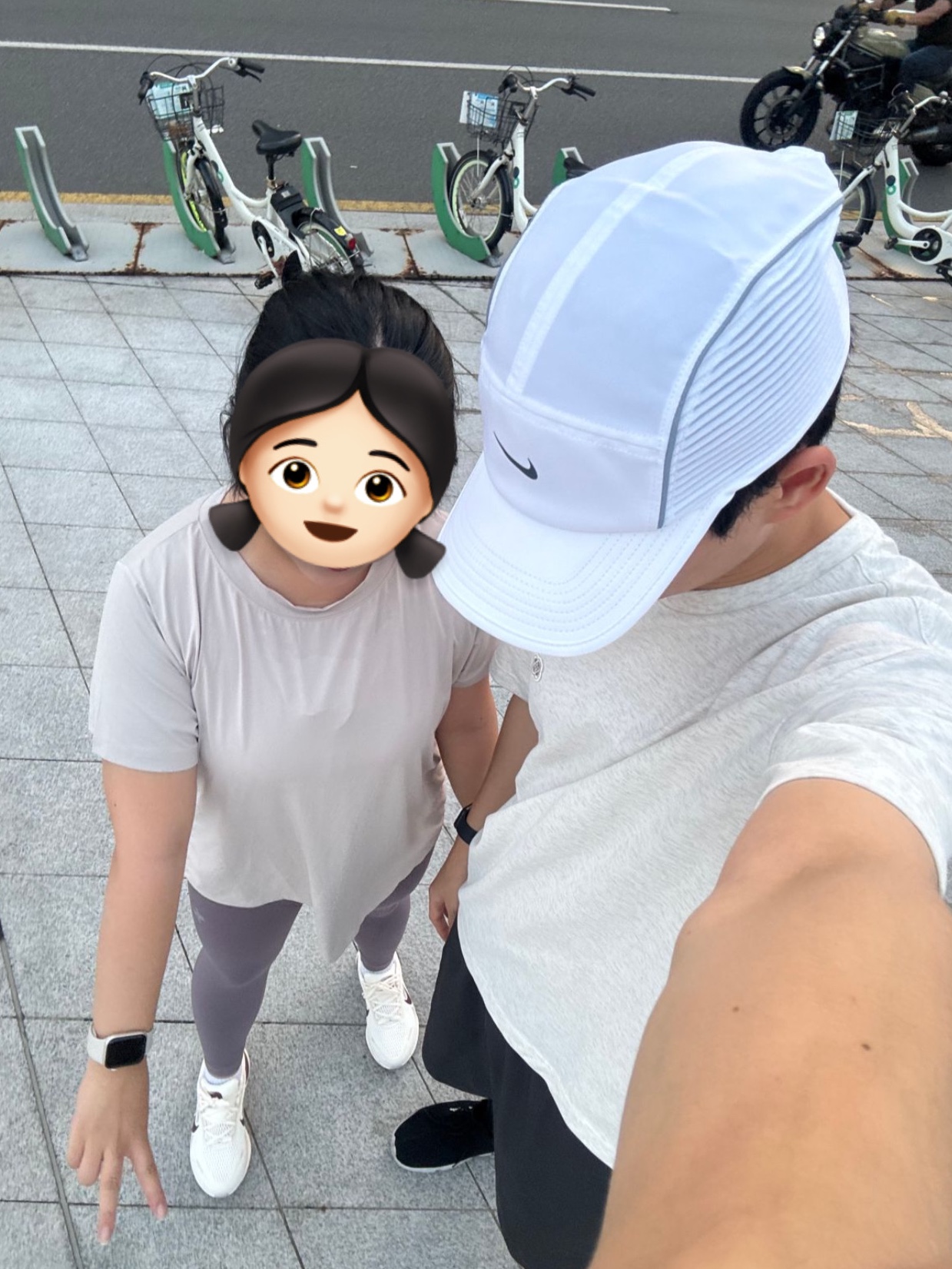 Apple Watch SE 44mm GPS Starlight Aluminum Case with Sport Band Starlight (Korean Ver.), Nike Dri-Fit AeroBill Featherlight Perforated Running Cap White 착용 스타일 - 1