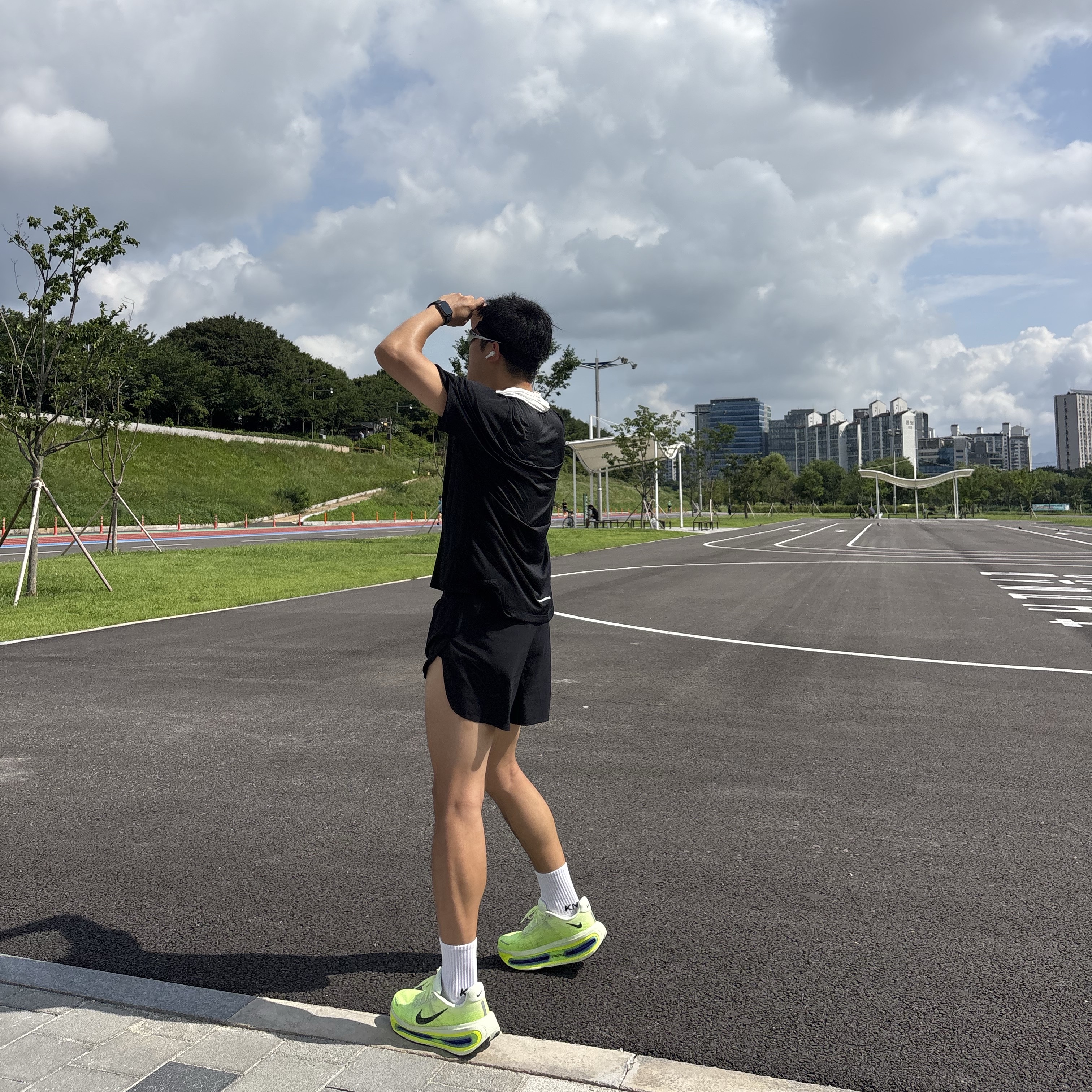 Nike Vomero Premium Volt Tint Sapphire, Oakley Eye Jacket Redux Silver Frame Prizm Black Polarized Lenses High Bridge Fit 착용 스타일 - 1