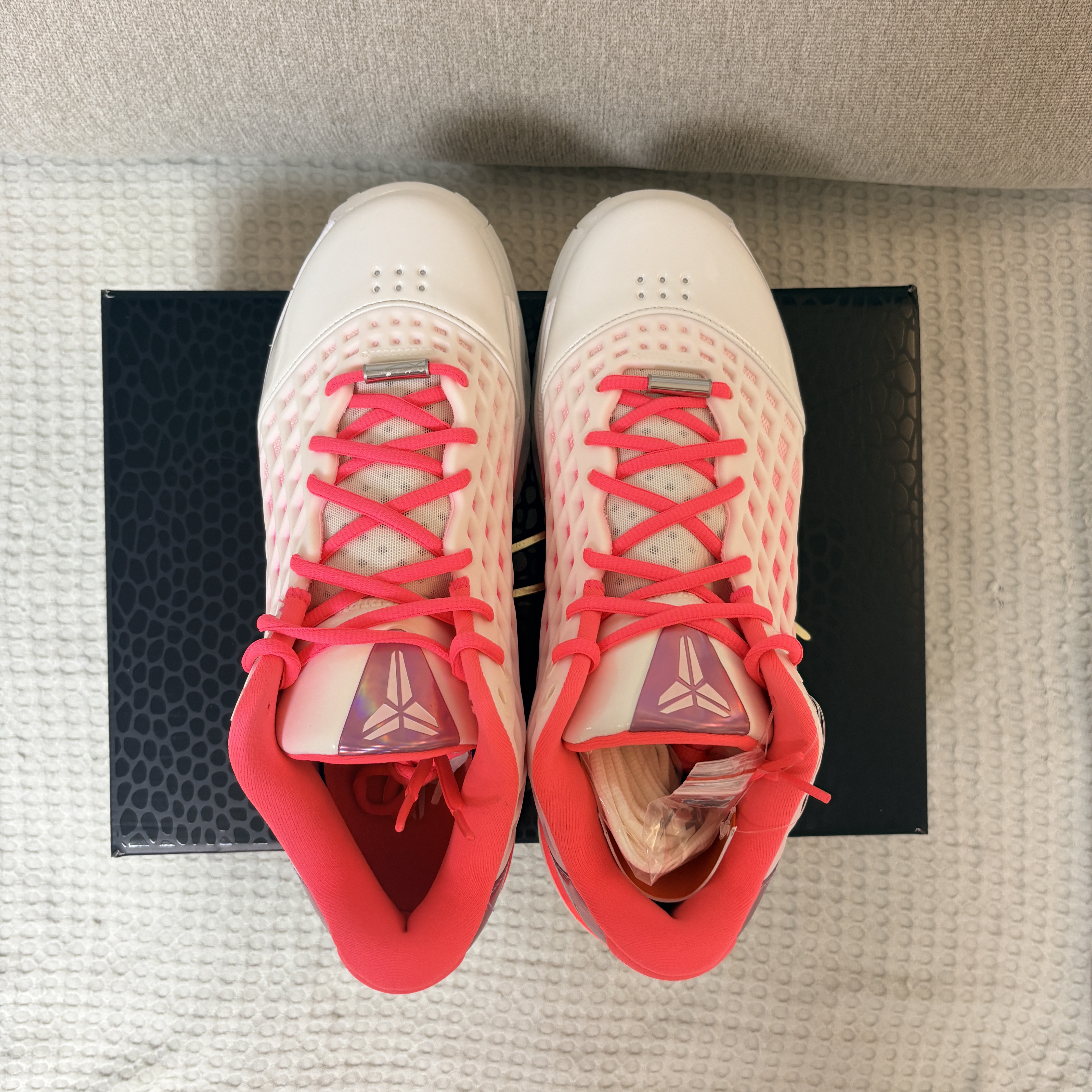 Nike Kobe 3 Low Protro Sail and Hot Punch 착용 스타일 - 6