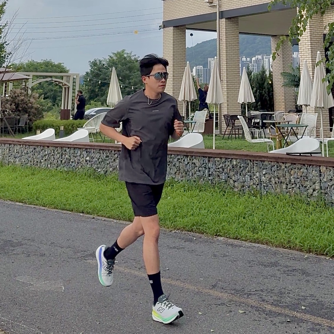 Lululemon Pace Breaker Linerless Shorts 7 Inch Black, OFFGRID Ventra Octa Shortsleeve Charcoal 착용 스타일 - 2