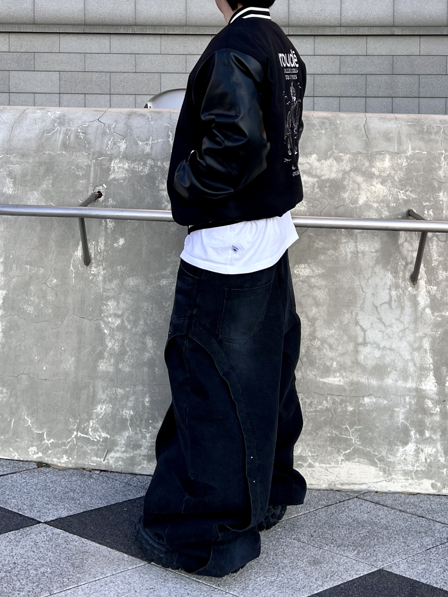 Balenciaga Defender Sneakers Black 착용 스타일 - 2