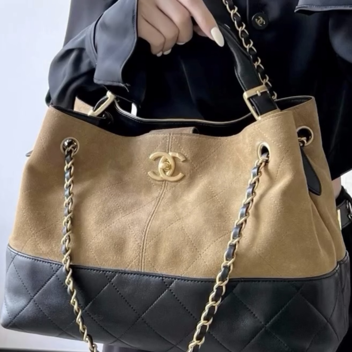 Chanel Small Shopping Bag Suede Calfskin Lambskin & Gold Beige Black 착용 스타일 - 1
