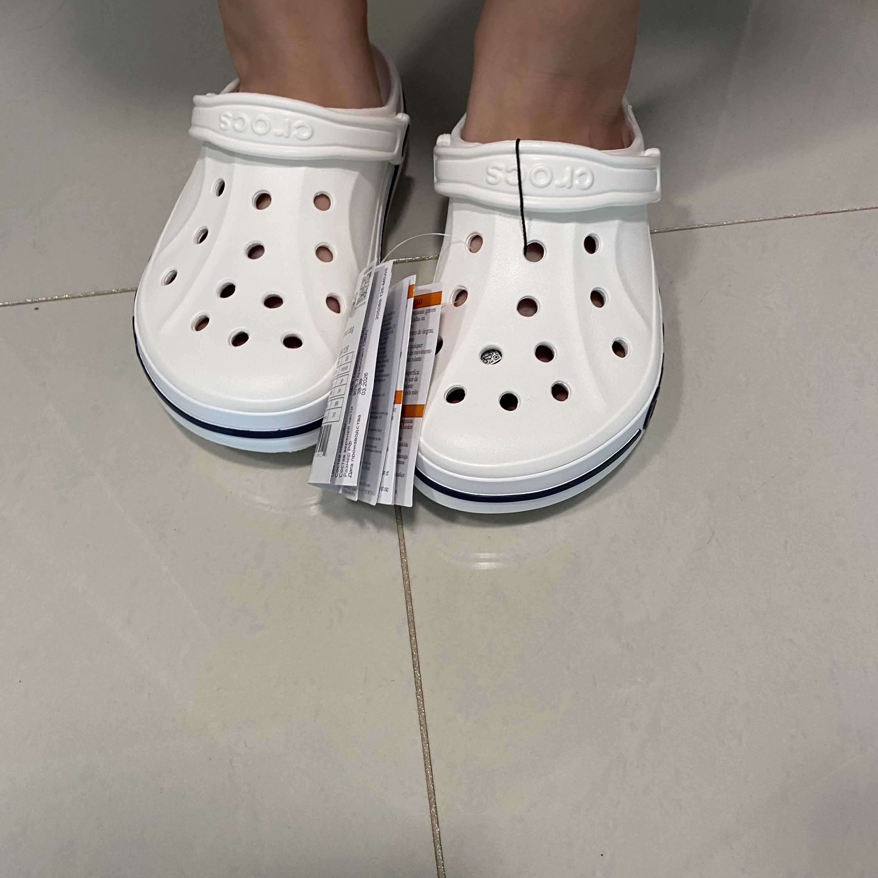 Crocs Bayaband Clog White Navy 착용 스타일 - 1