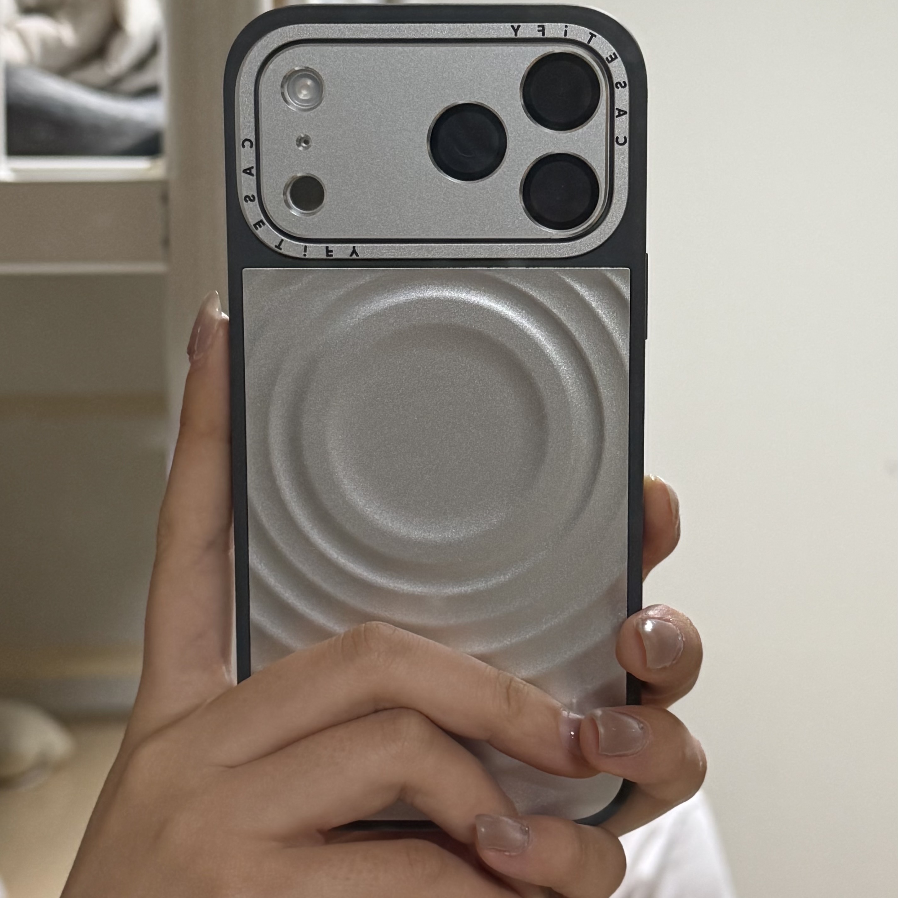 Casetify x G-DRAGON iPhone Alloy Ripple Case Silver Grey 착용 스타일