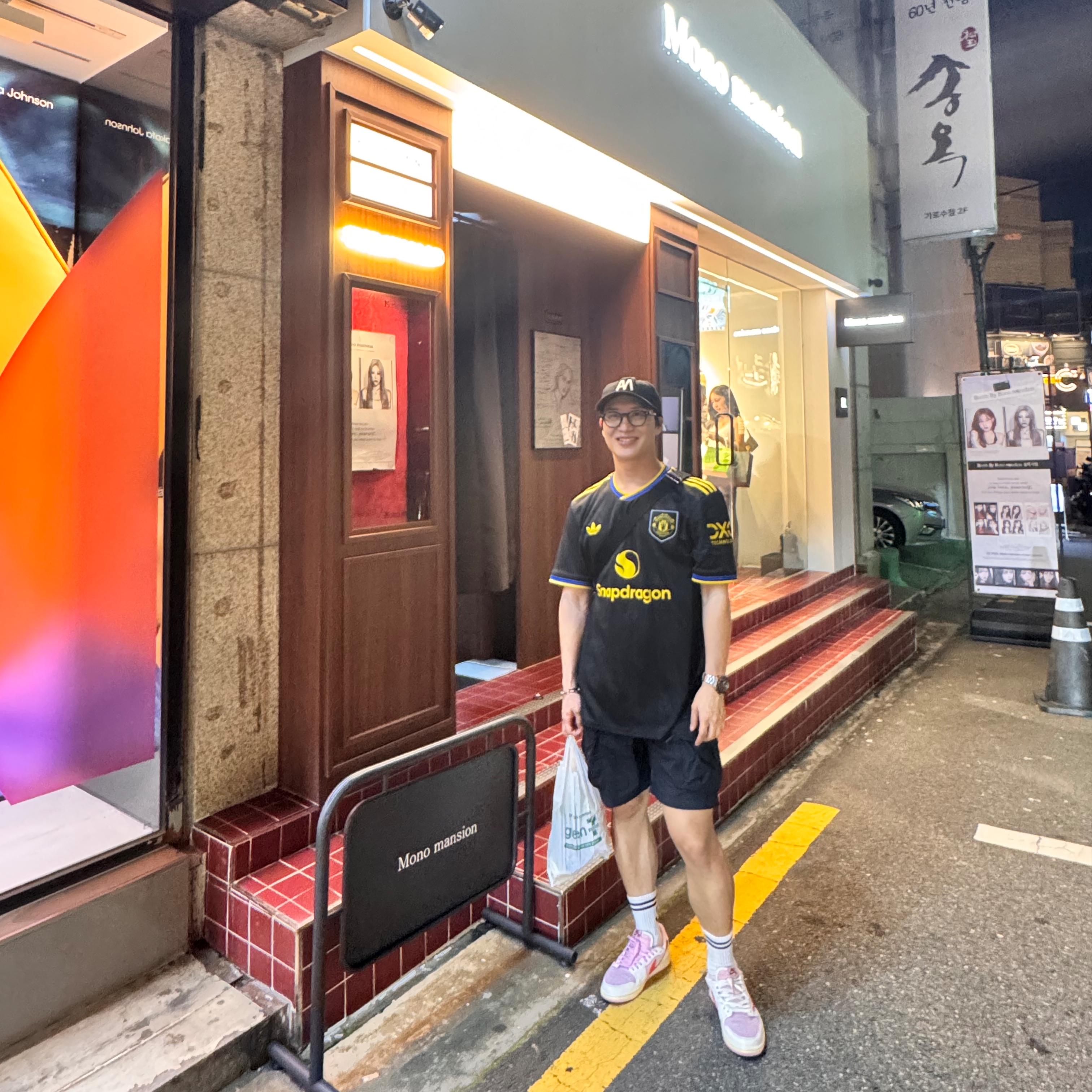 Jordan 1 x Travis Scott Retro Low OG SP Sail Tropical Pink, Adidas Manchester United 2025/26 3rd Jersey Black - KR Sizing (Non Marking Ver.) 착용 스타일