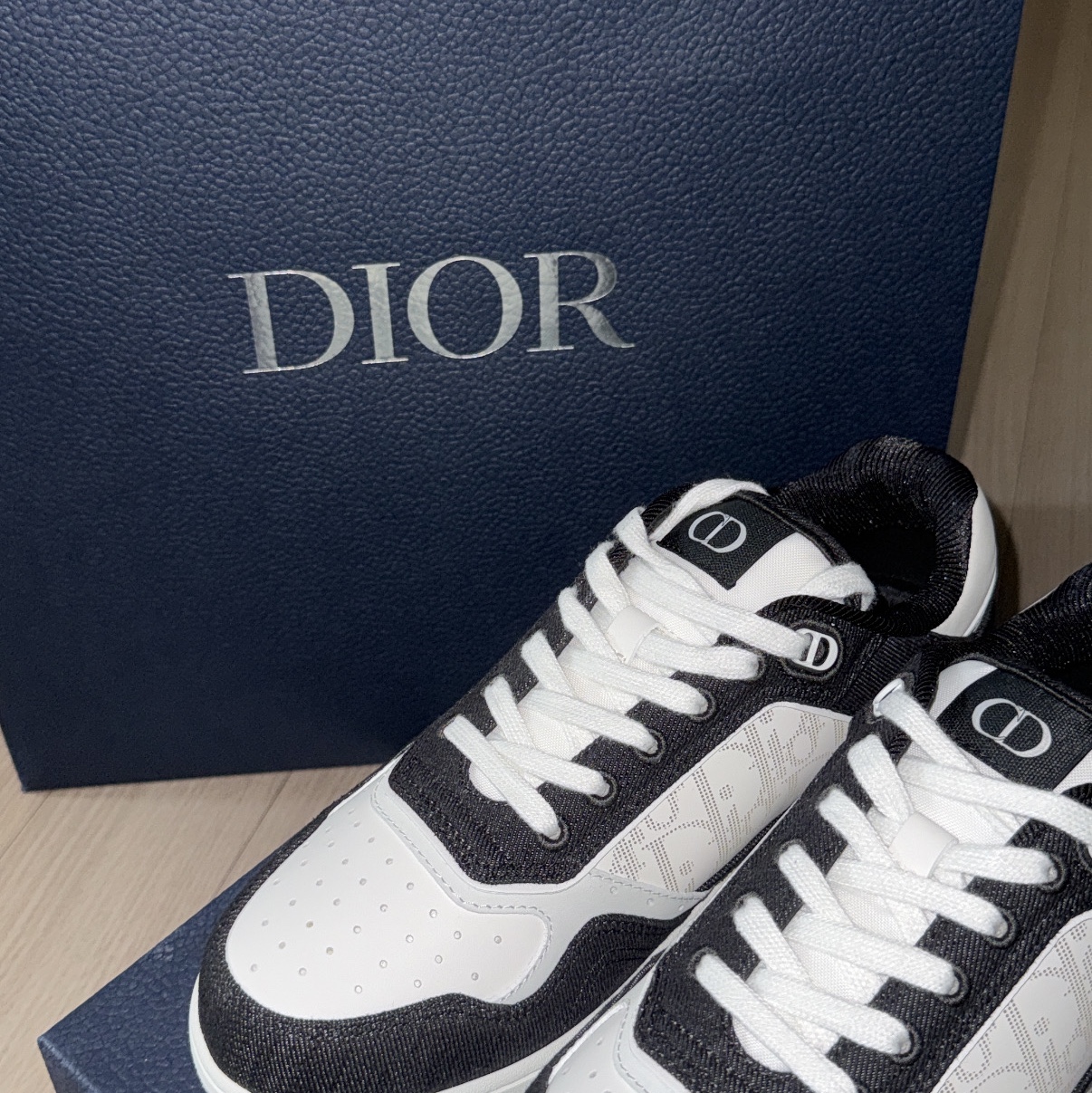 Dior B27 Low-Top Sneaker Smooth Calfskin Denim and Dior Oblique Galaxy Leather Black White 착용 스타일