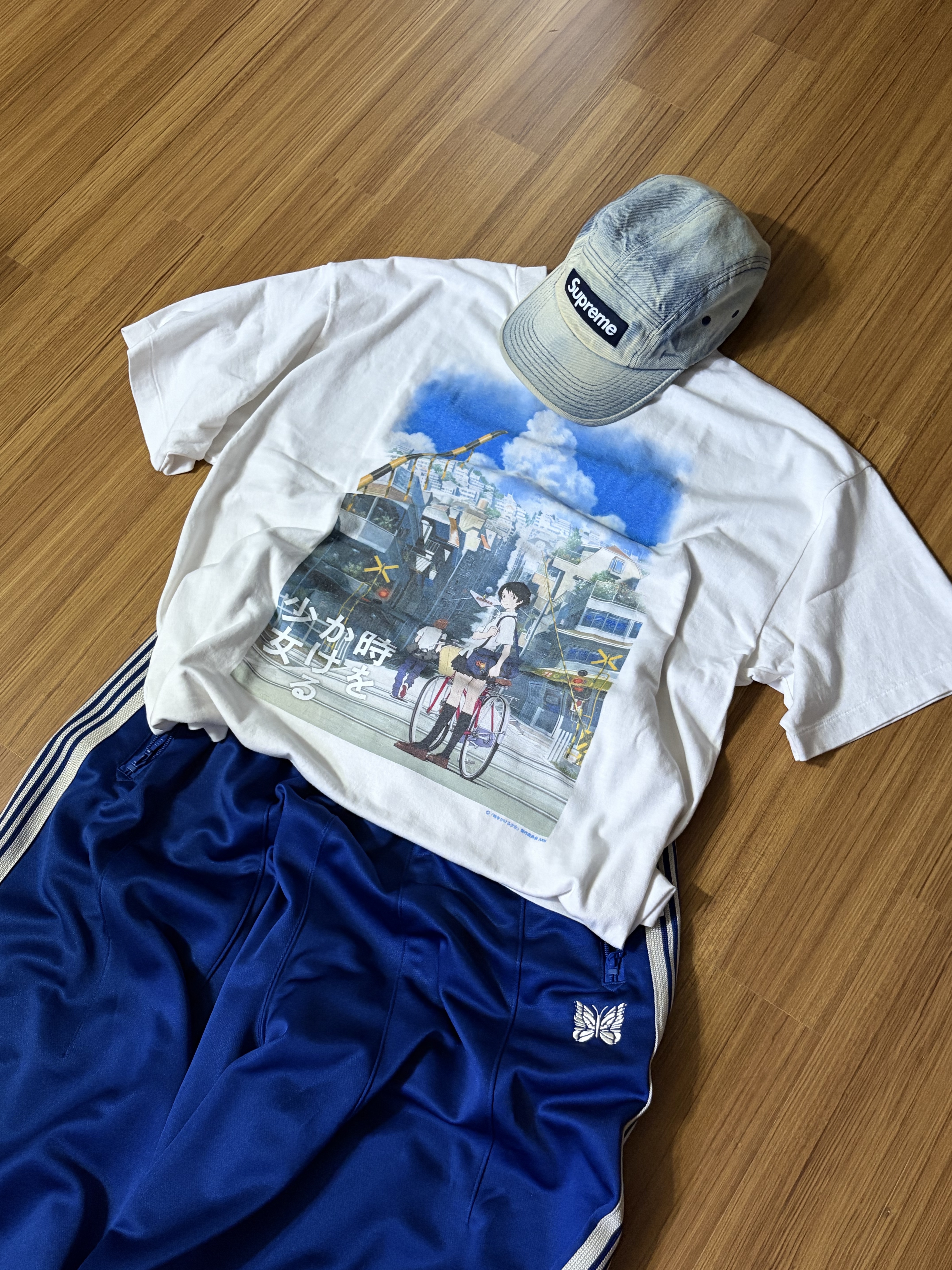 Saint Mxxxxxx x The Girl Who Leapt Through Time x Geeks Rule Saint S/S T-Shirt White - 26AW, Supreme Washed Chino Twill Camp Cap Dirty Indigo - 24SS 착용 스타일