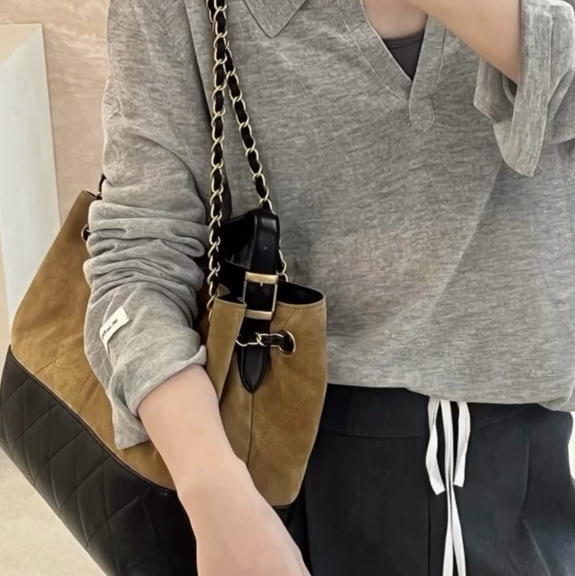 Chanel Small Shopping Bag Suede Calfskin Lambskin & Gold Beige Black 착용 스타일 - 2