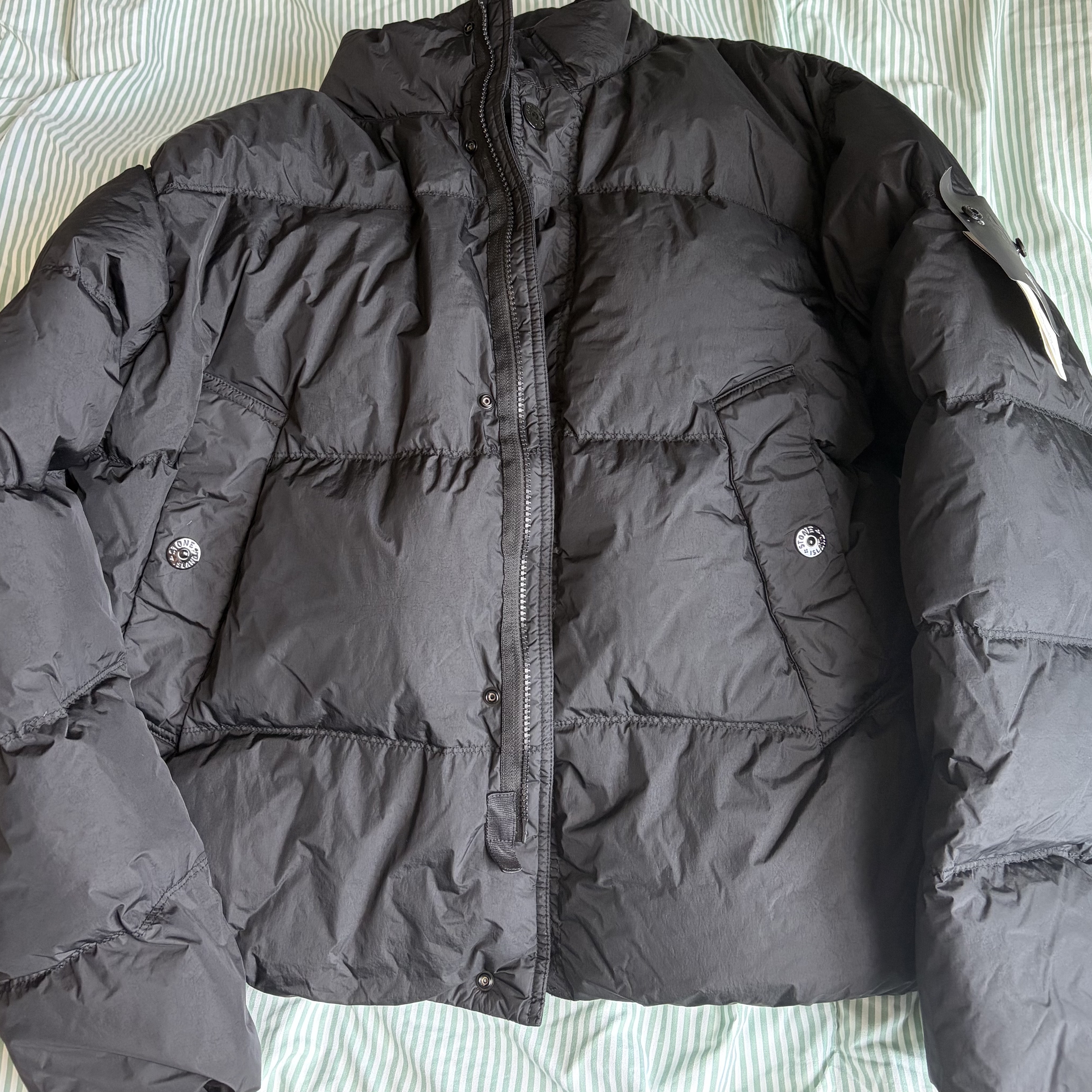Stone Island 4100109 Nylon Short Down Jacket Black - 26FW 착용 스타일