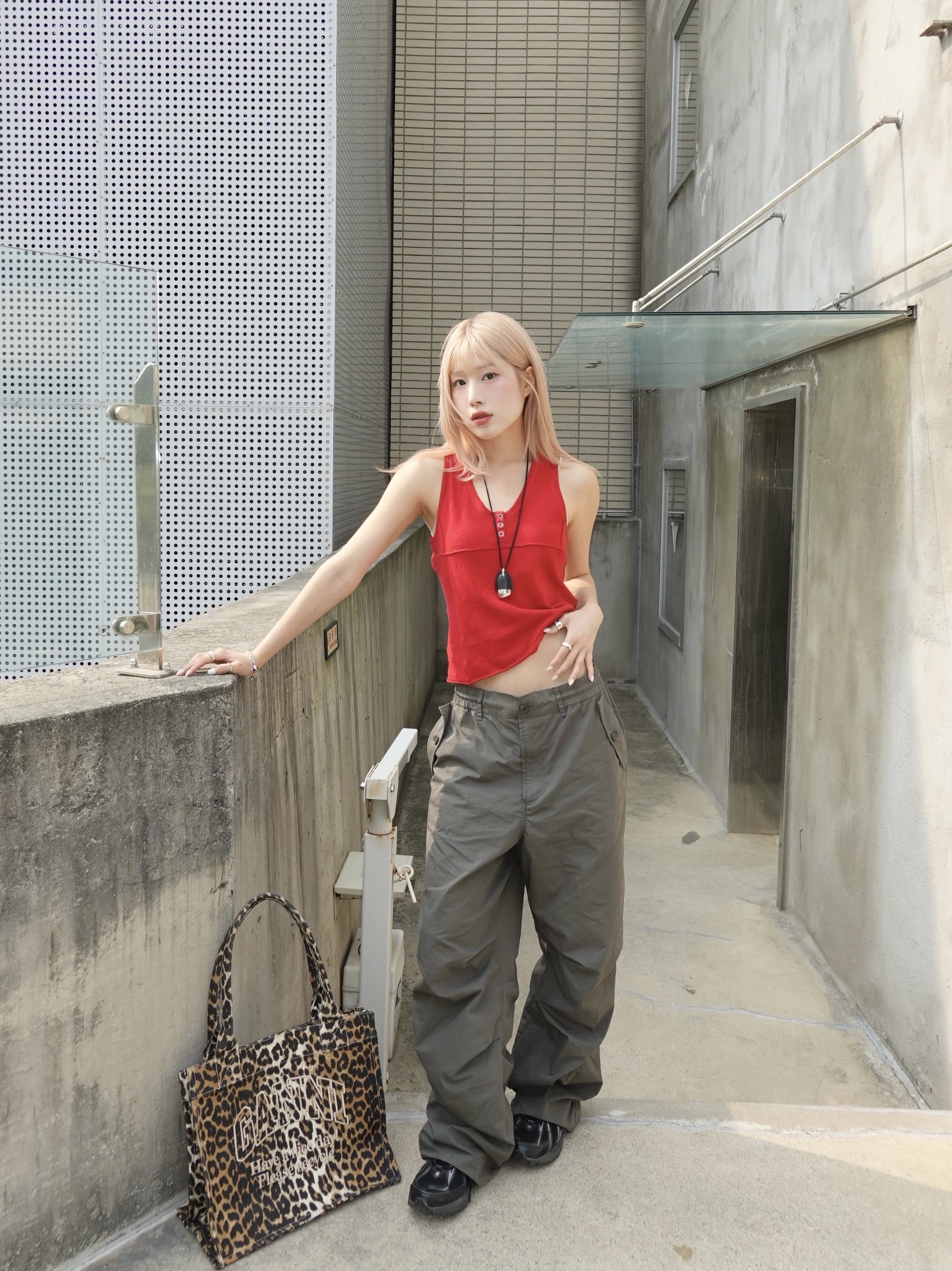 Ganni Large Easy Shopper Bag Leopard, New Balance 1906R Black Silver Metallic 착용 스타일 - 3
