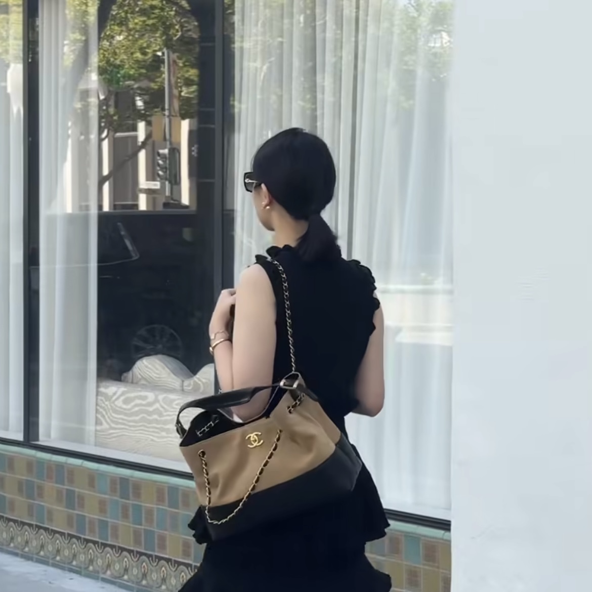 Chanel Small Shopping Bag Suede Calfskin Lambskin & Gold Beige Black 착용 스타일