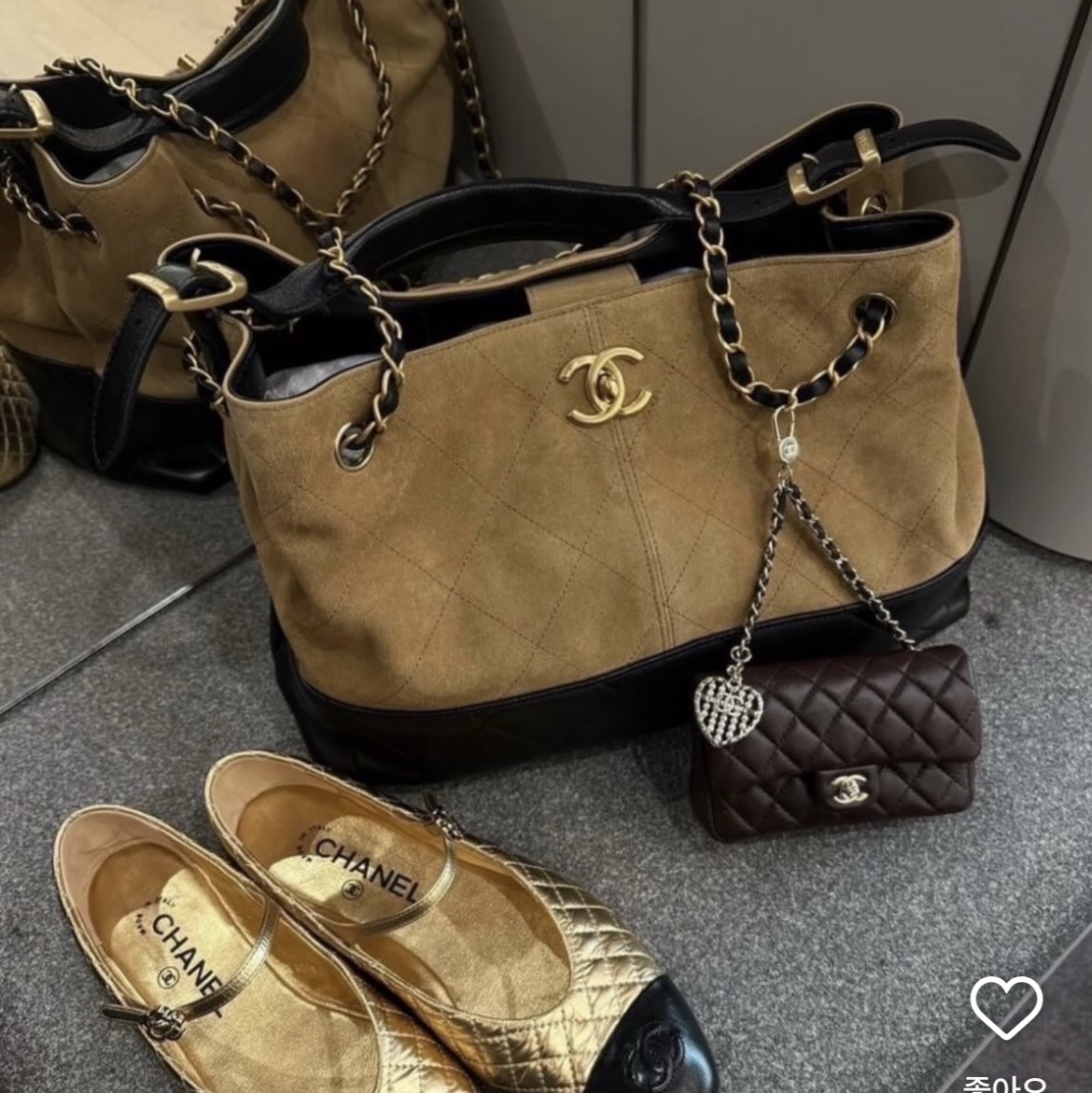 Chanel Small Shopping Bag Suede Calfskin Lambskin & Gold Beige Black 착용 스타일 - 1