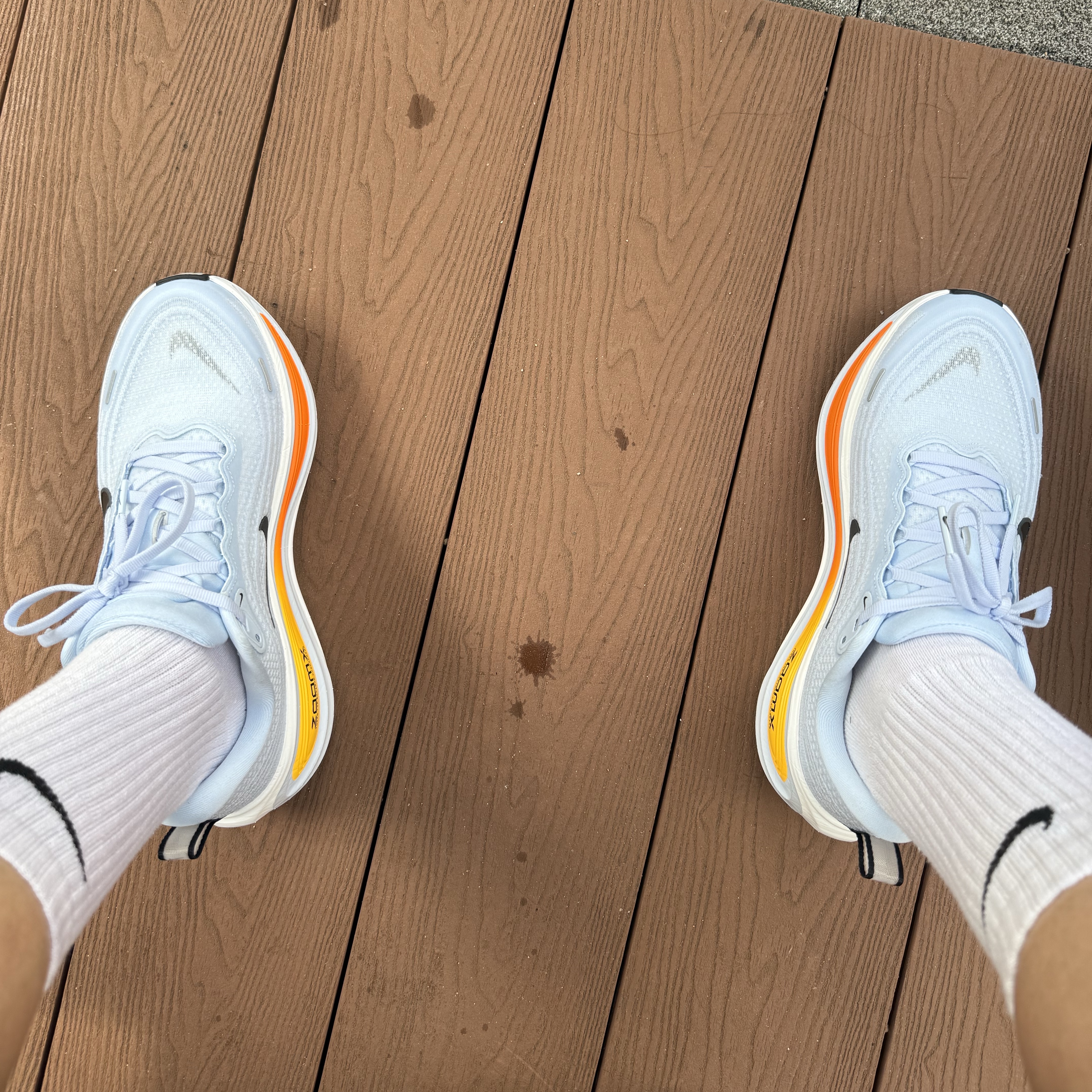 Nike Vomero Plus Hydrogen Blue White 착용 스타일