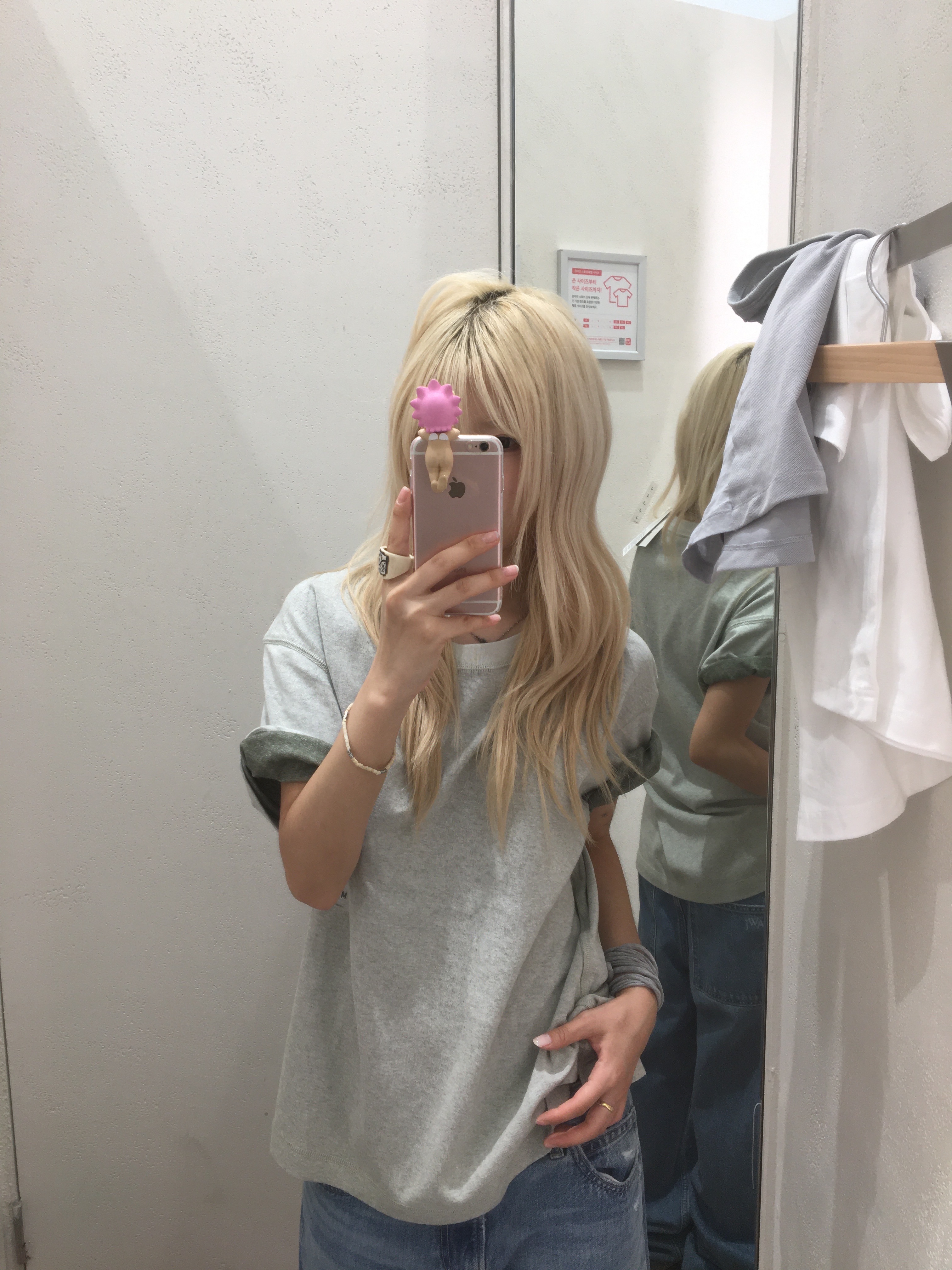 Uniqlo x JW Anderson Bi-Color T-Shirt Natural 착용 스타일