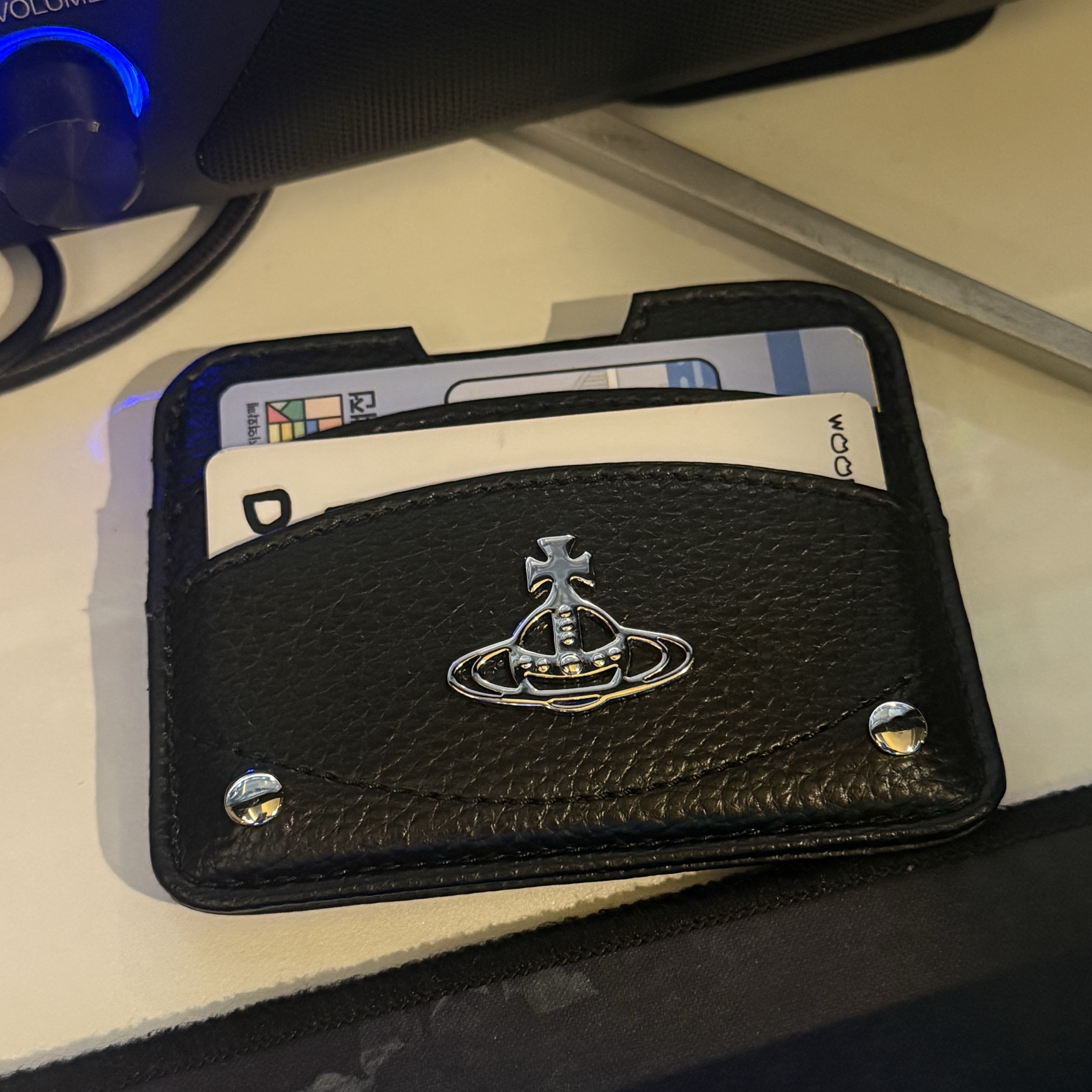 Vivienne Westwood Half Moon Card Holder Black 착용 스타일 - 1
