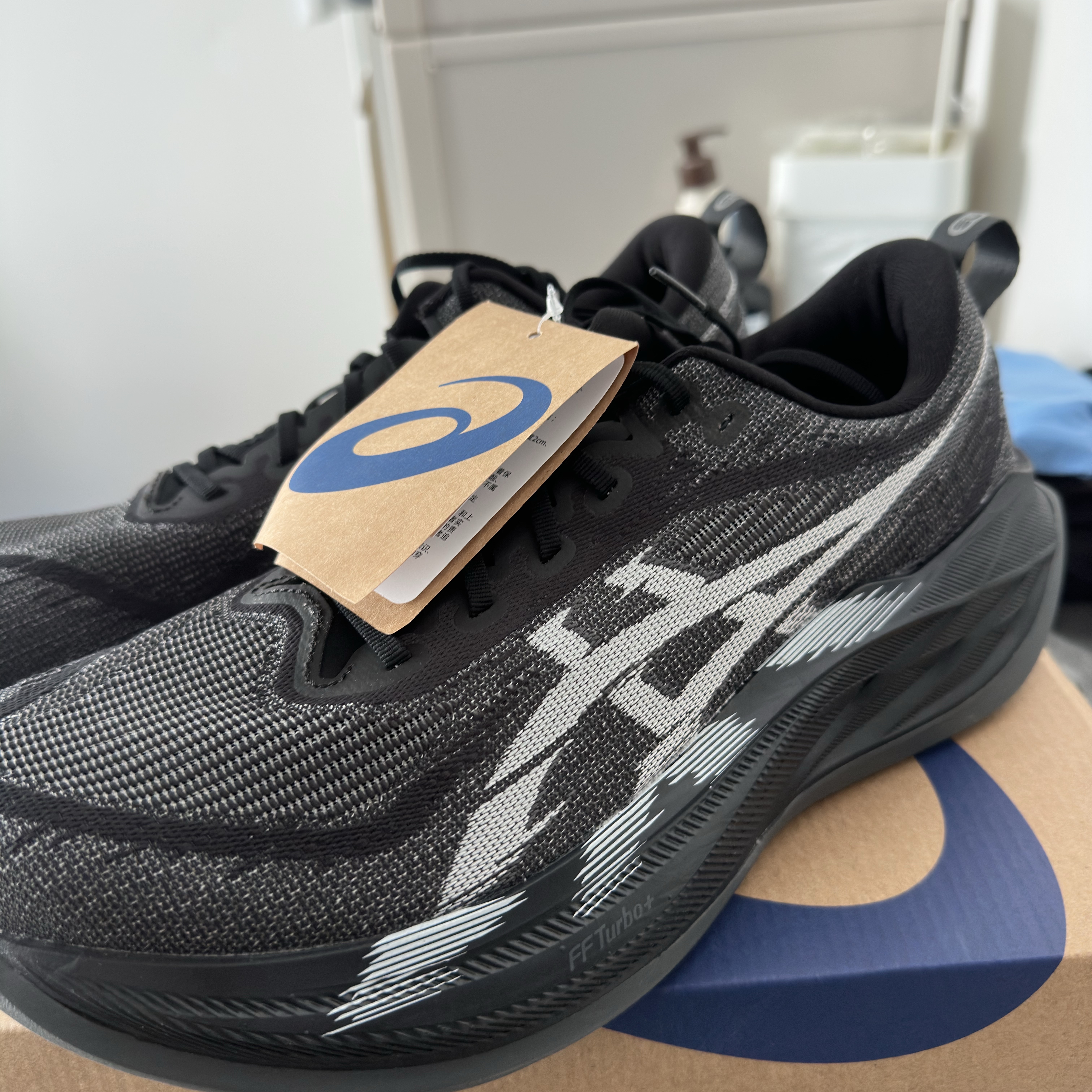 Asics Superblast 2 Black White 착용 스타일