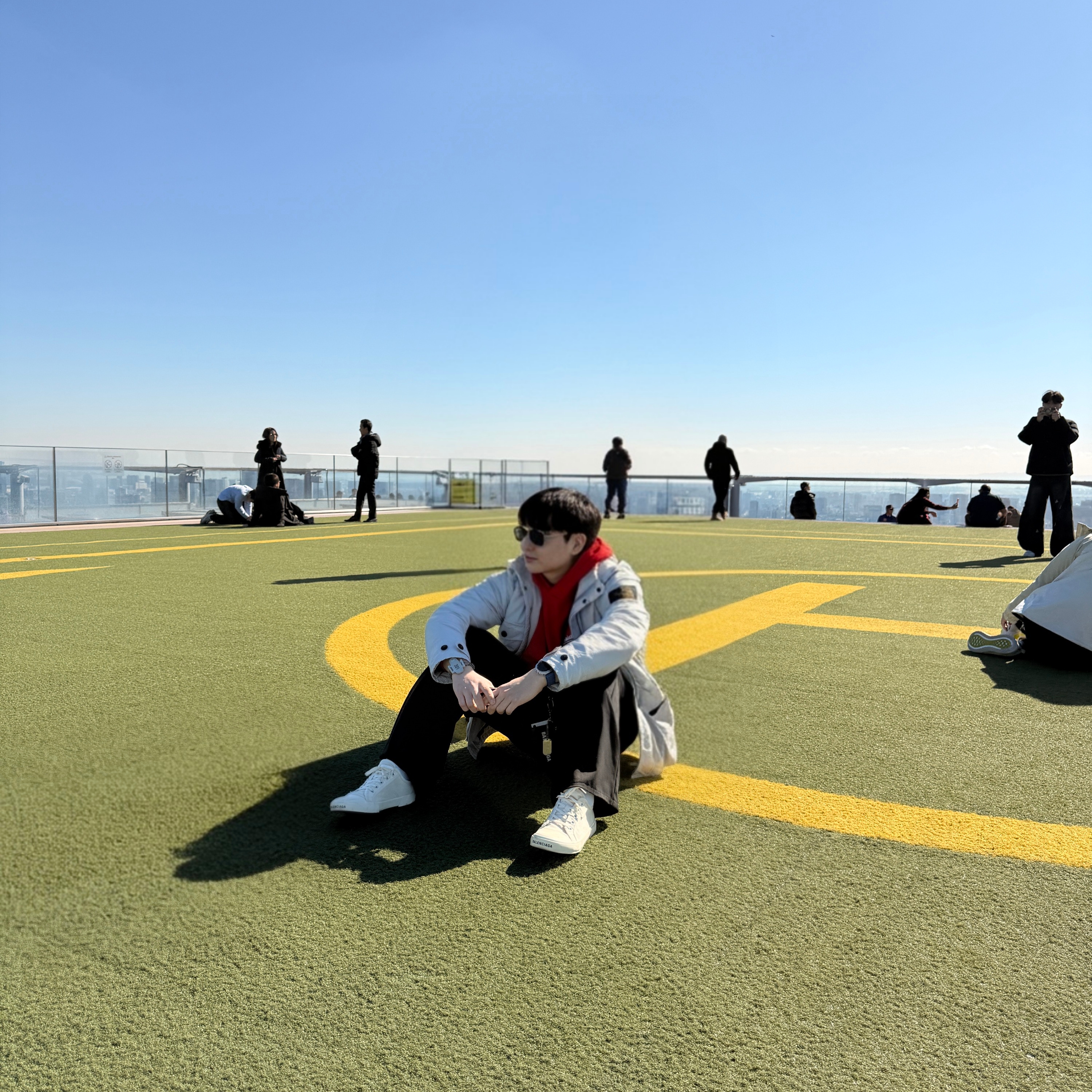 발렌시아가 스퀘어 프레임 메탈 선글라스 블루, 발렌시아가 파리 로우탑 스니커즈 화이트 착용 스타일