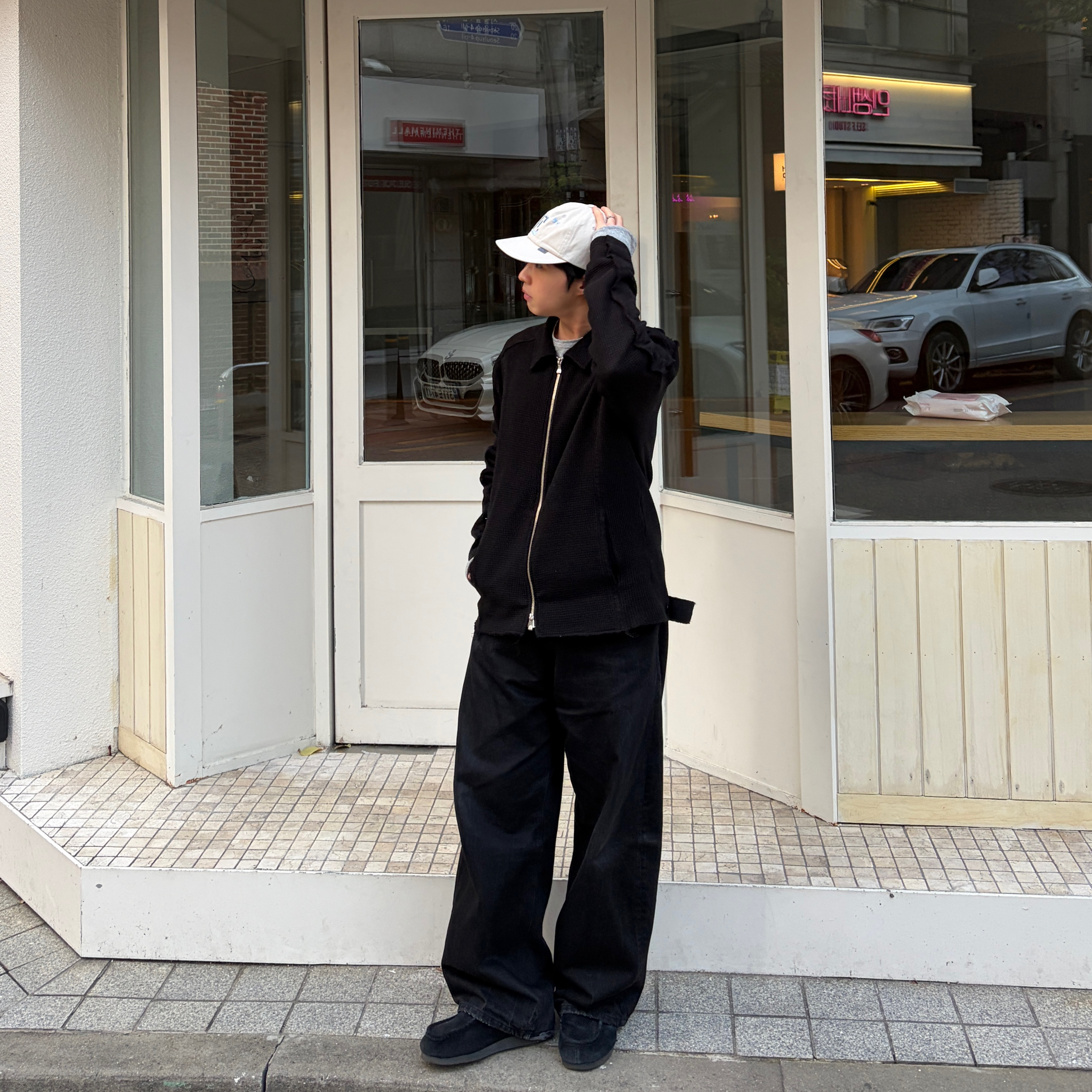 Hatchingroom x SURL Wide Curve Jeans Washed Crinkle Black 착용 스타일