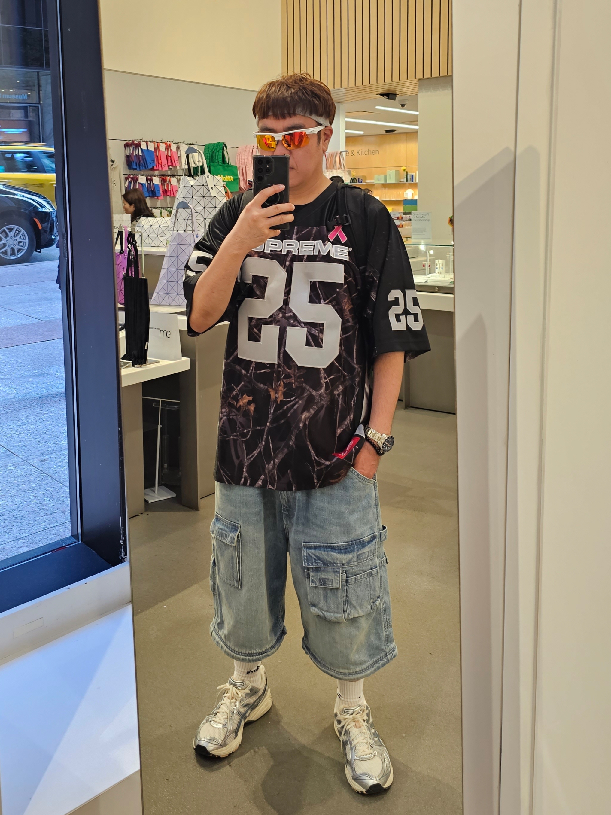 Supreme Breast Cancer Awareness Football Jersey Black - 25FW, Supreme Zip-Off Utility Pant Denim - 25FW 착용 스타일 - 1