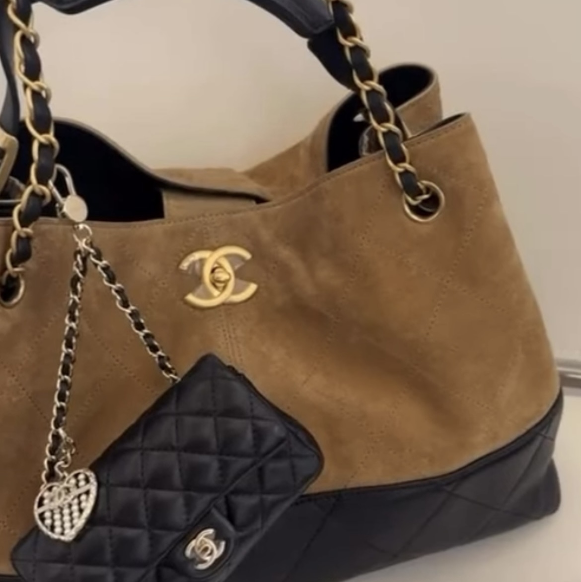 Chanel Small Shopping Bag Suede Calfskin Lambskin & Gold Beige Black 착용 스타일 - 1