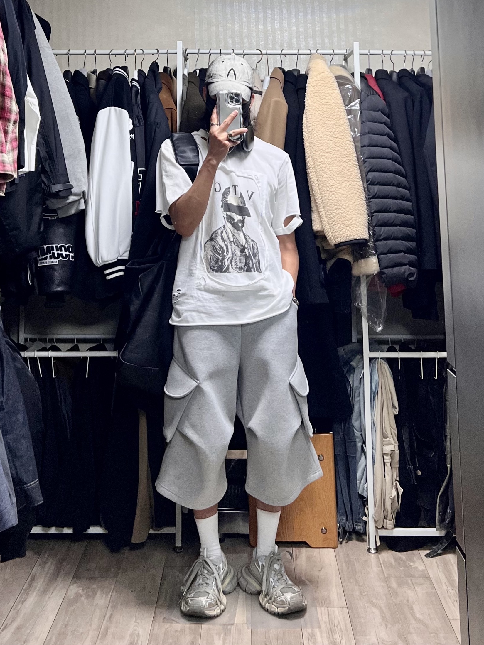 Balenciaga 3XL Sneakers Light Beige, MJD Wide Cargo Bermuda Pants Melange Grey 착용 스타일
