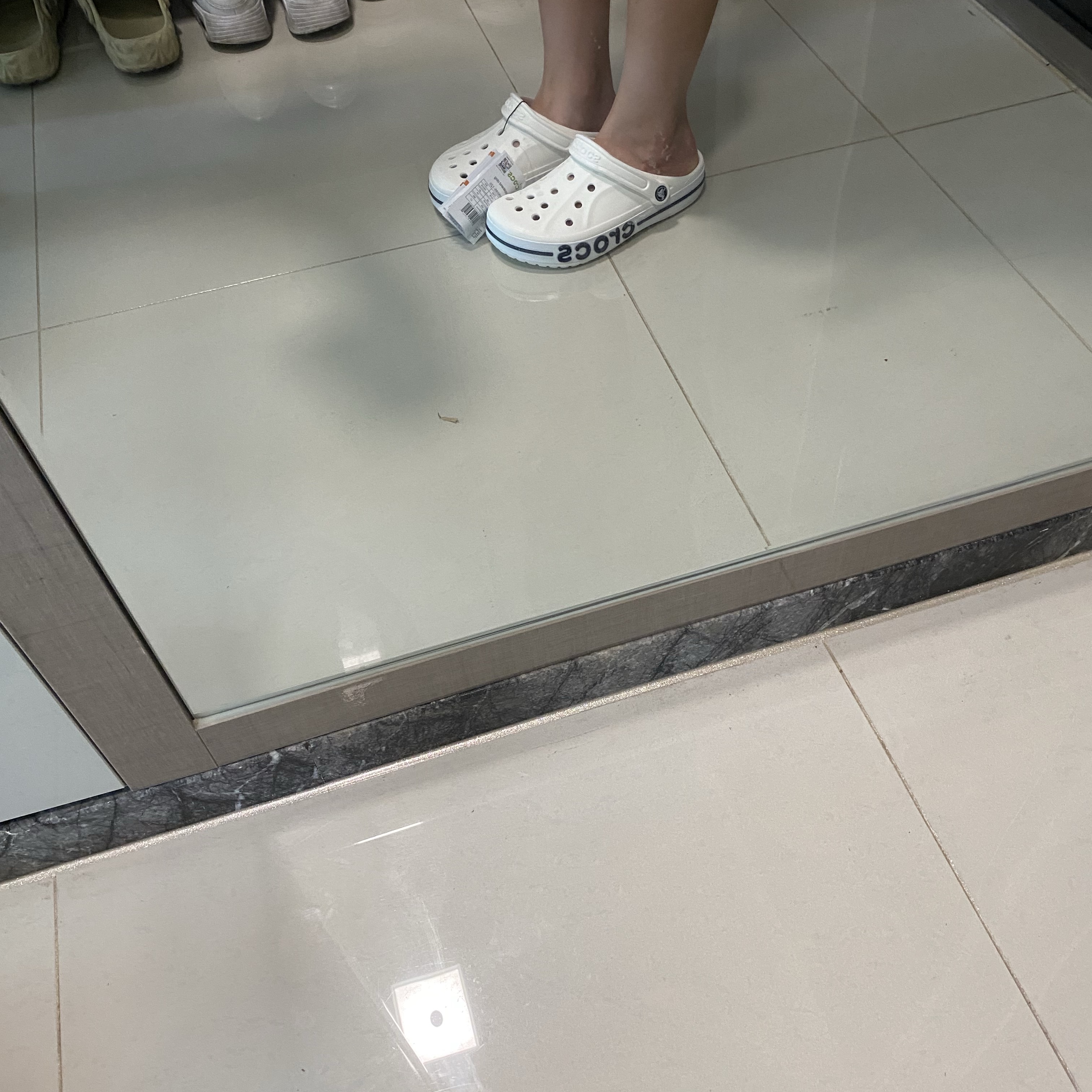 Crocs Bayaband Clog White Navy 착용 스타일 - 4
