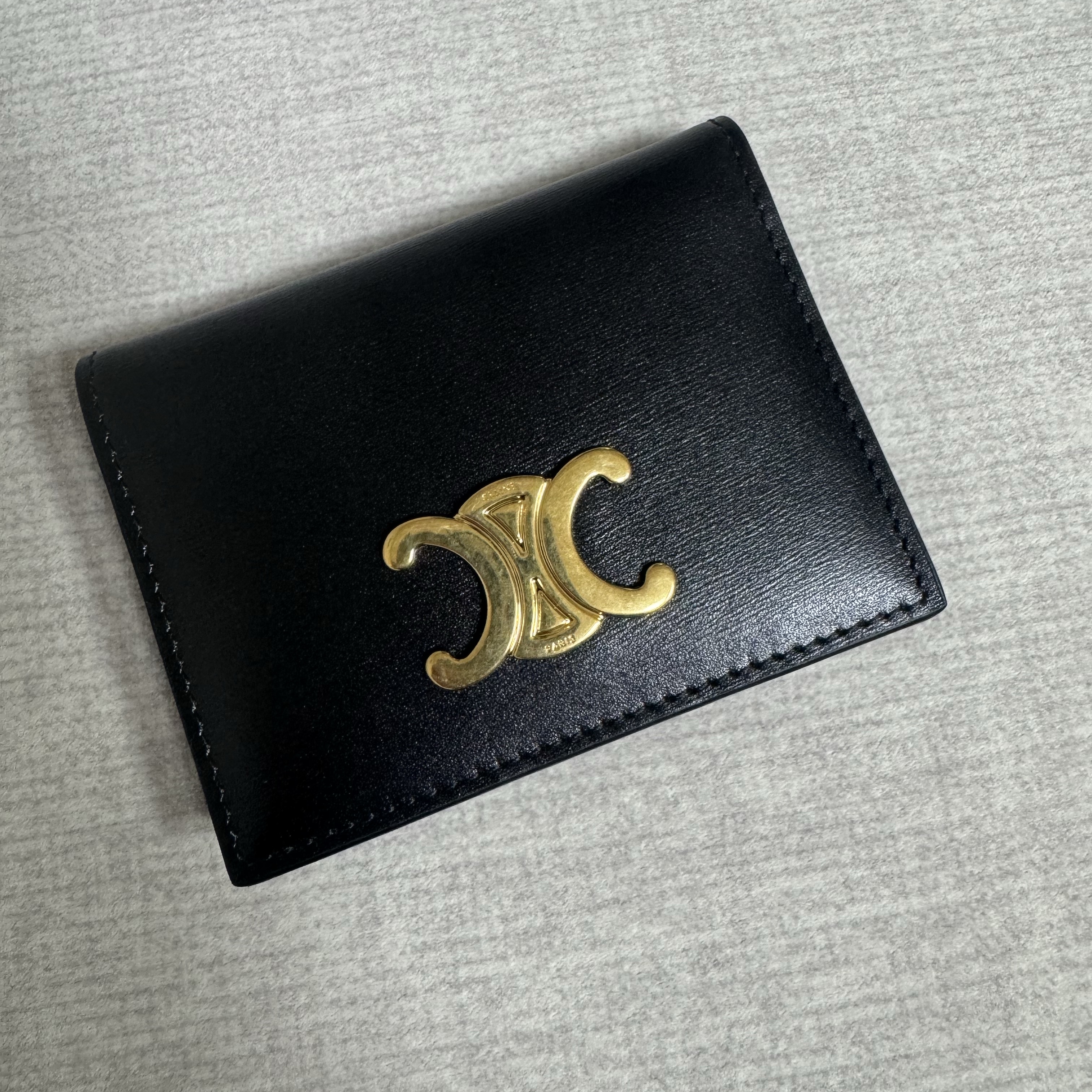Celine Bi-Fold Card Holder in Shiny Calfskin Black 착용 스타일