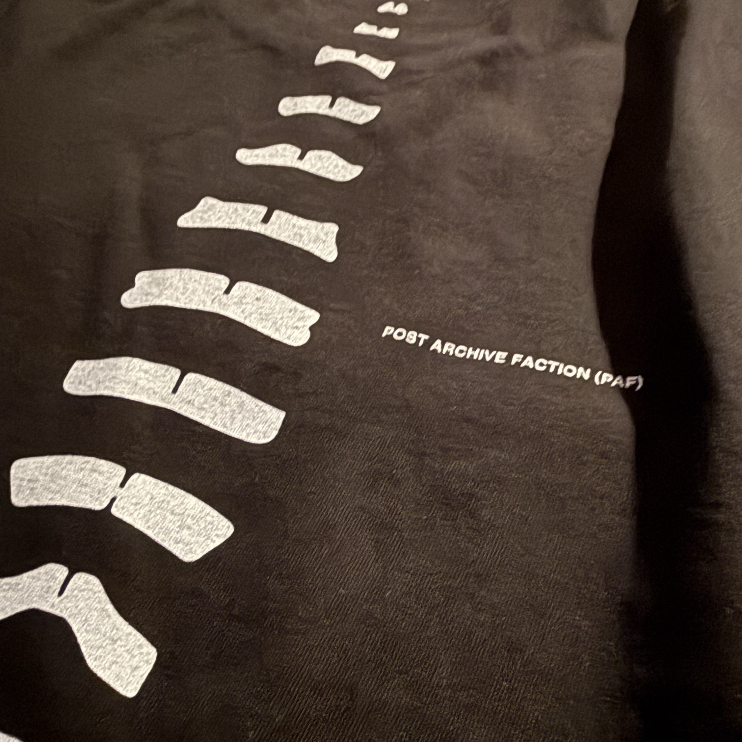 Post Archive Faction (PAF) Souvenir T-Shirt 2026 Paris Edition Black 착용 스타일 - 1