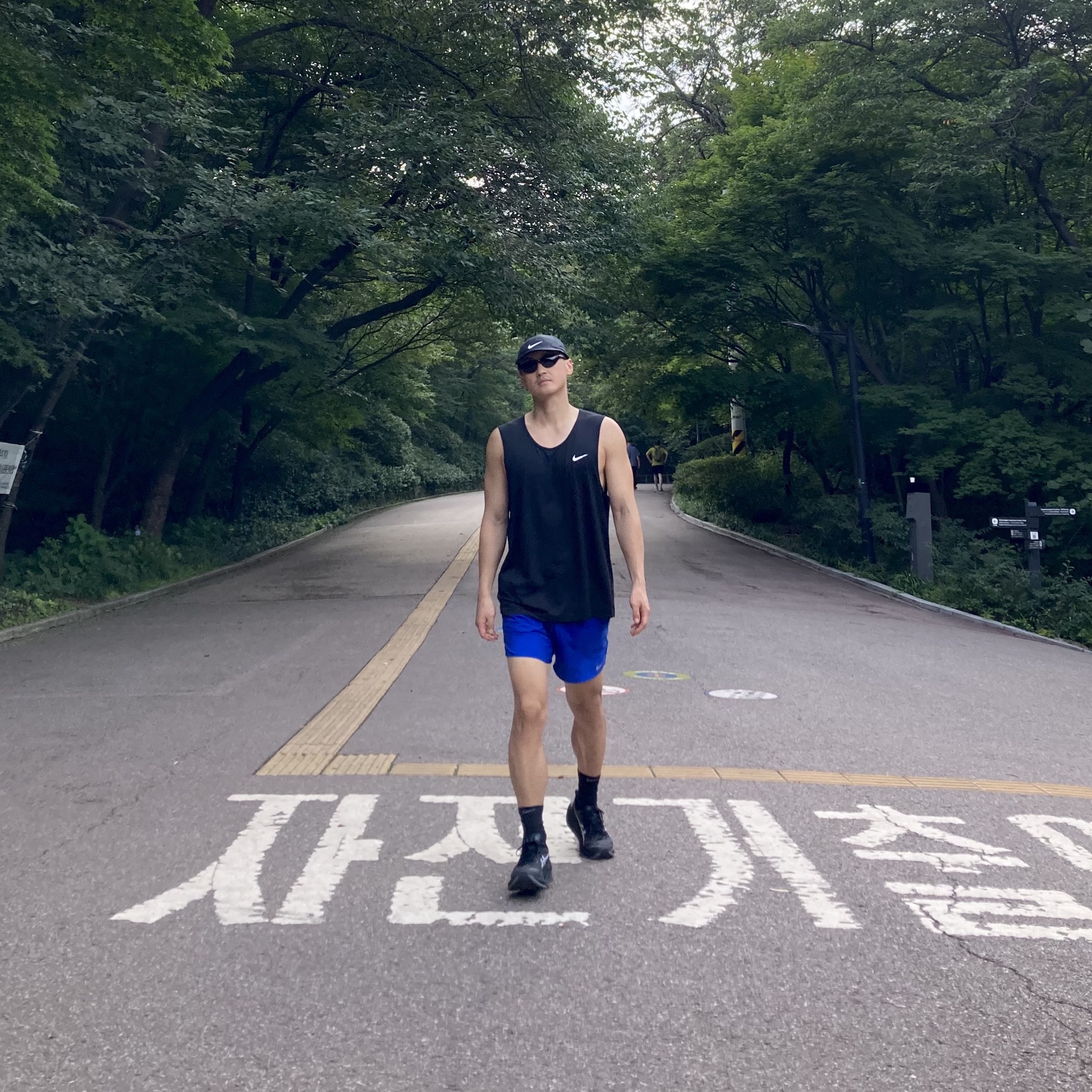 나이키 드라이핏 플라이 언스트럭처 스우시 캡 블랙 착용 스타일 - 1