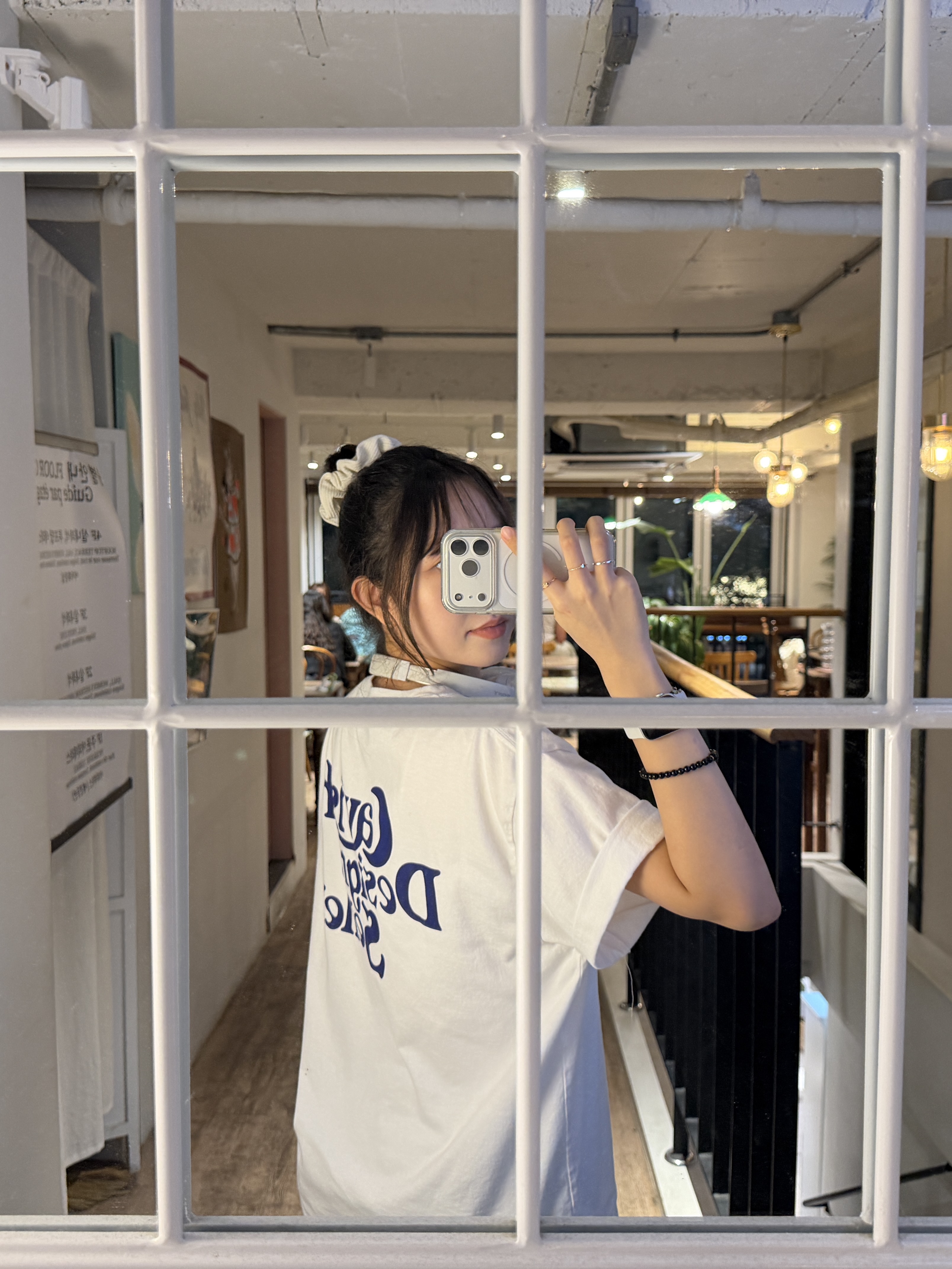 CAVISH Star Seller Logo SS Tee White 착용 스타일 - 4