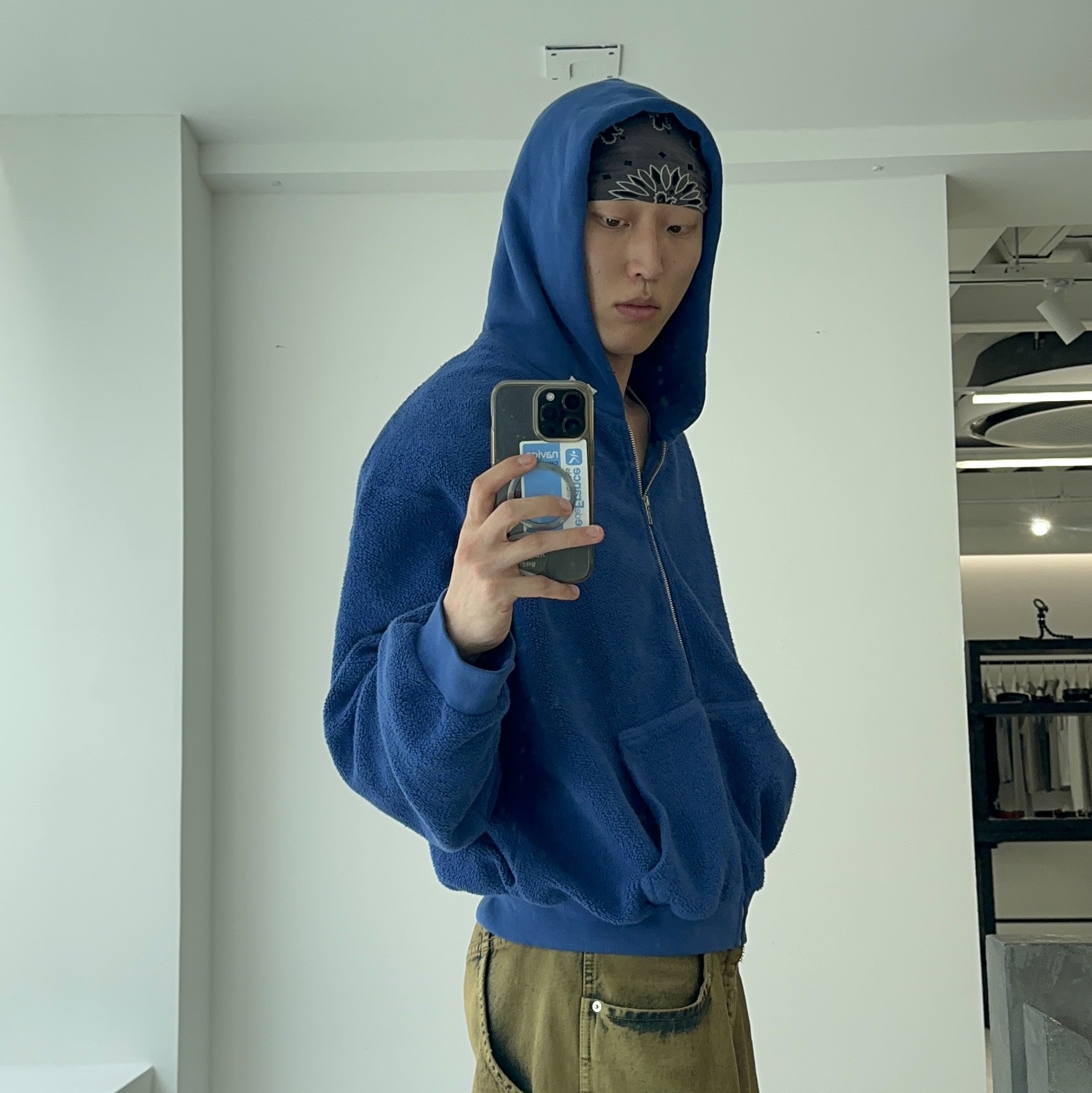 SKYLRK Reverse Zip Hoodie Blooh 착용 스타일 - 2