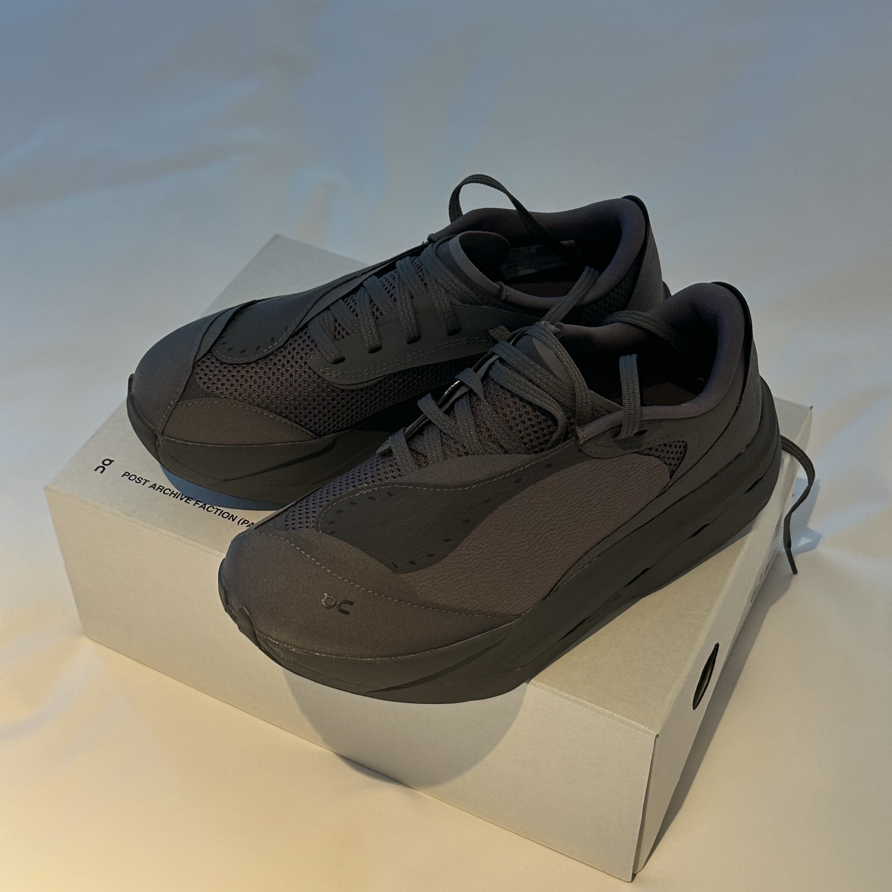On Running x Post Archive Faction (Paf) Cloudboom Volt Ember Pebble 착용 스타일 - 1