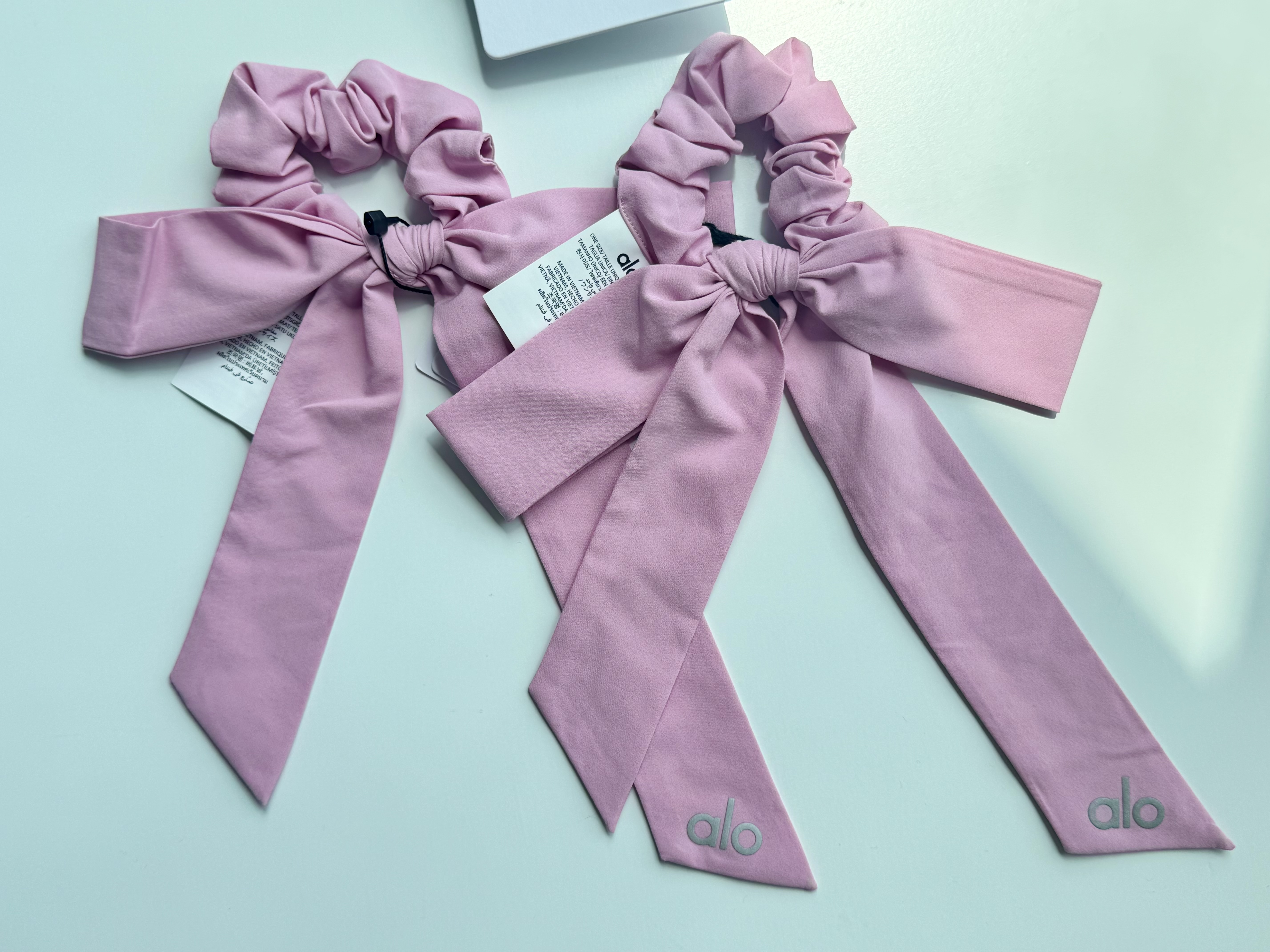 (W) Alo Yoga Love Knots Tie Scrunchie Candy Heart Pink, (W) Alo Yoga 90’s Claw Clip Black 착용 스타일 - 5
