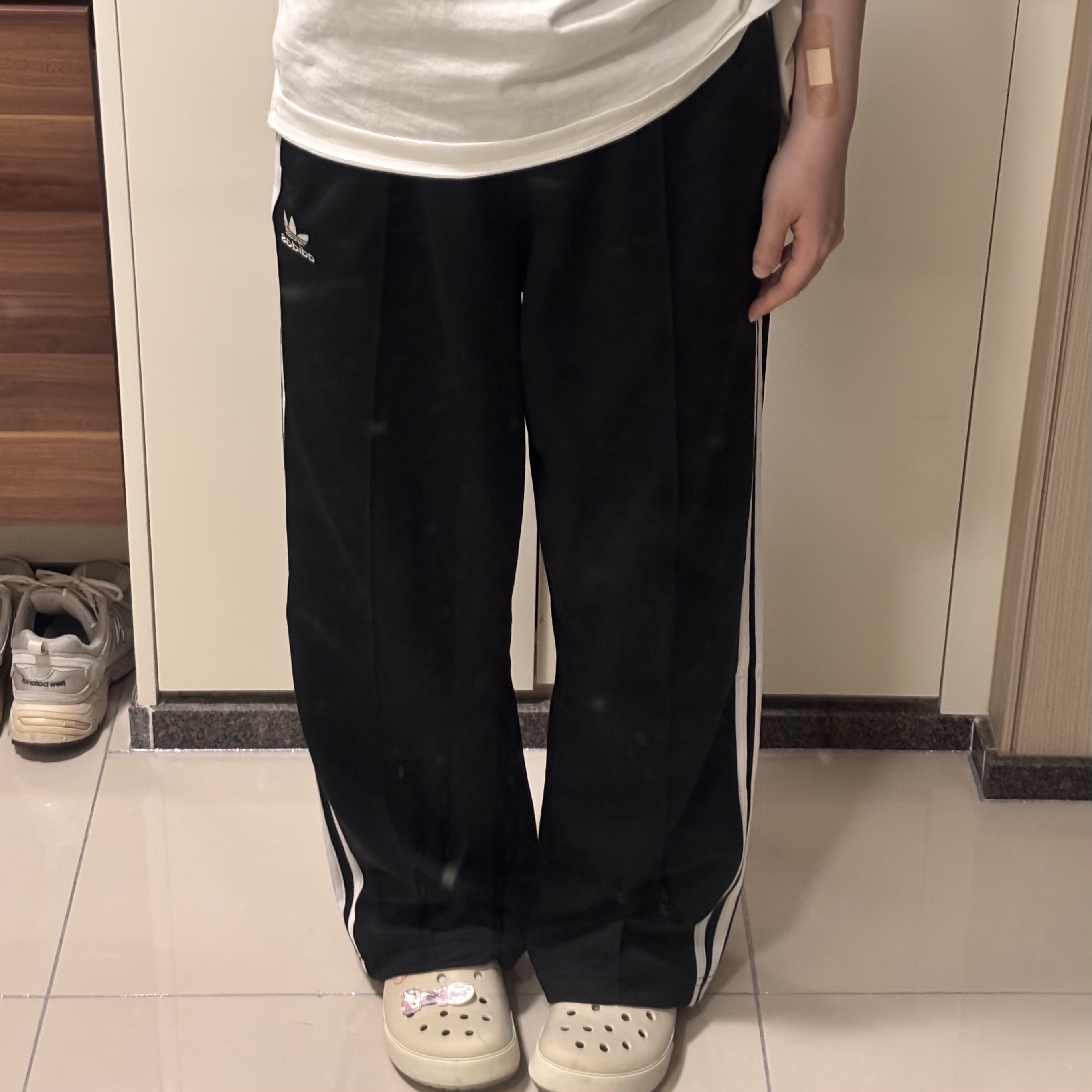 Adidas Adicolor Baggy Fit Firebird Track Pants Black - KR Sizing 착용 스타일
