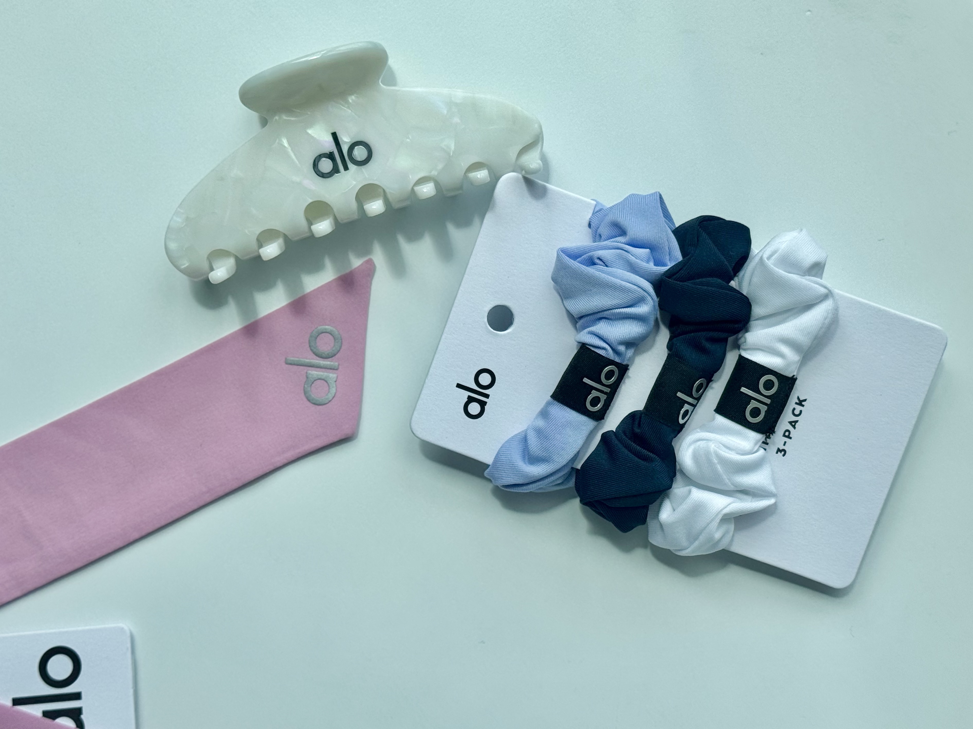 (W) Alo Yoga Love Knots Tie Scrunchie Candy Heart Pink, (W) Alo Yoga 90’s Claw Clip Black 착용 스타일 - 3