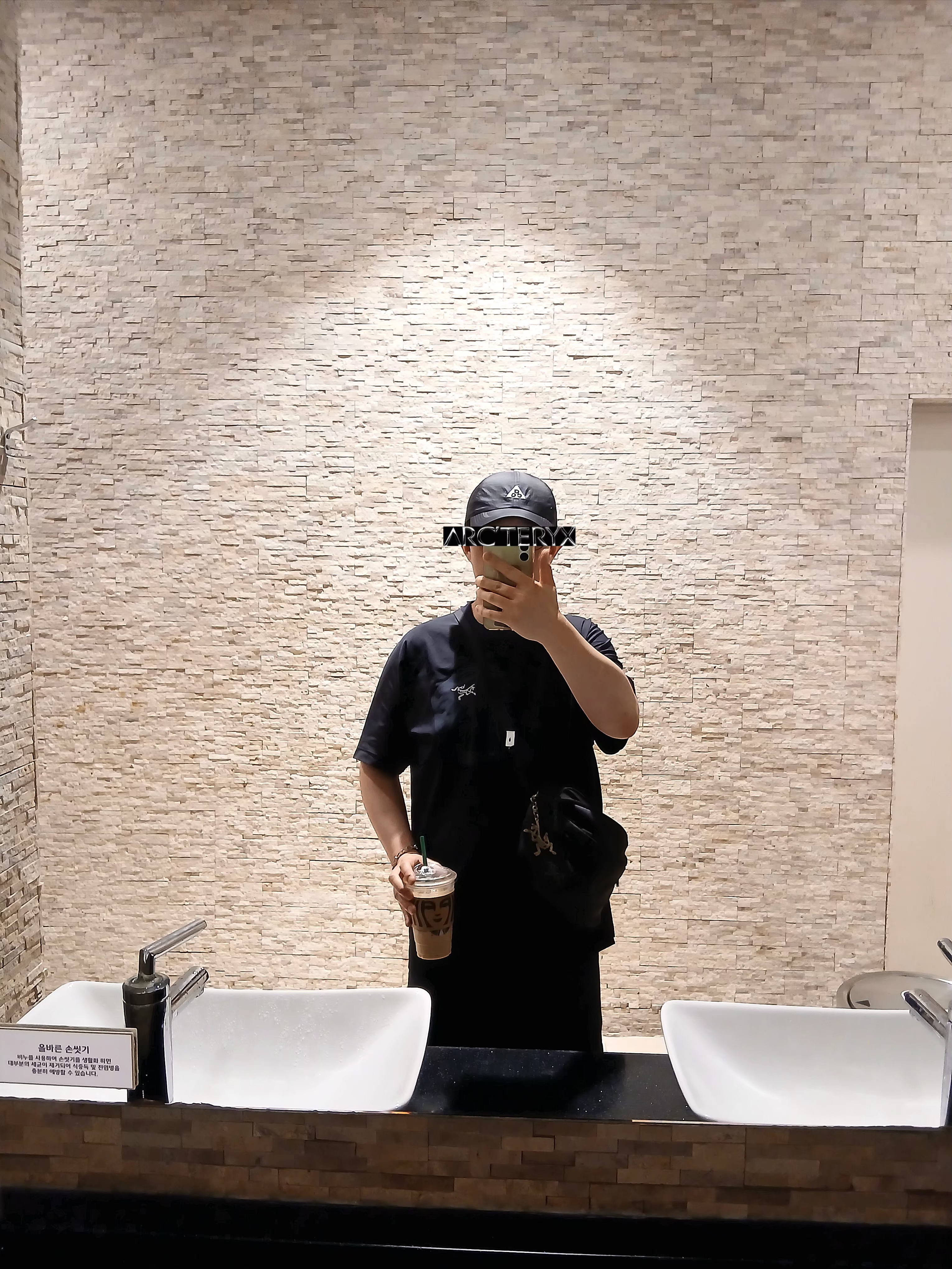 Nike ACG Trail Cap Black, Arc'teryx Konseal Pocket SS T-Shirt Black Grey 착용 스타일 - 1