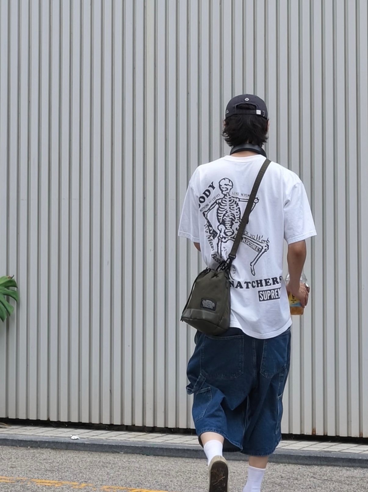 Supreme Body Snatchers T-Shirt White - 23SS, GU x Undercover Shoulder Bag Olive 착용 스타일 - 2