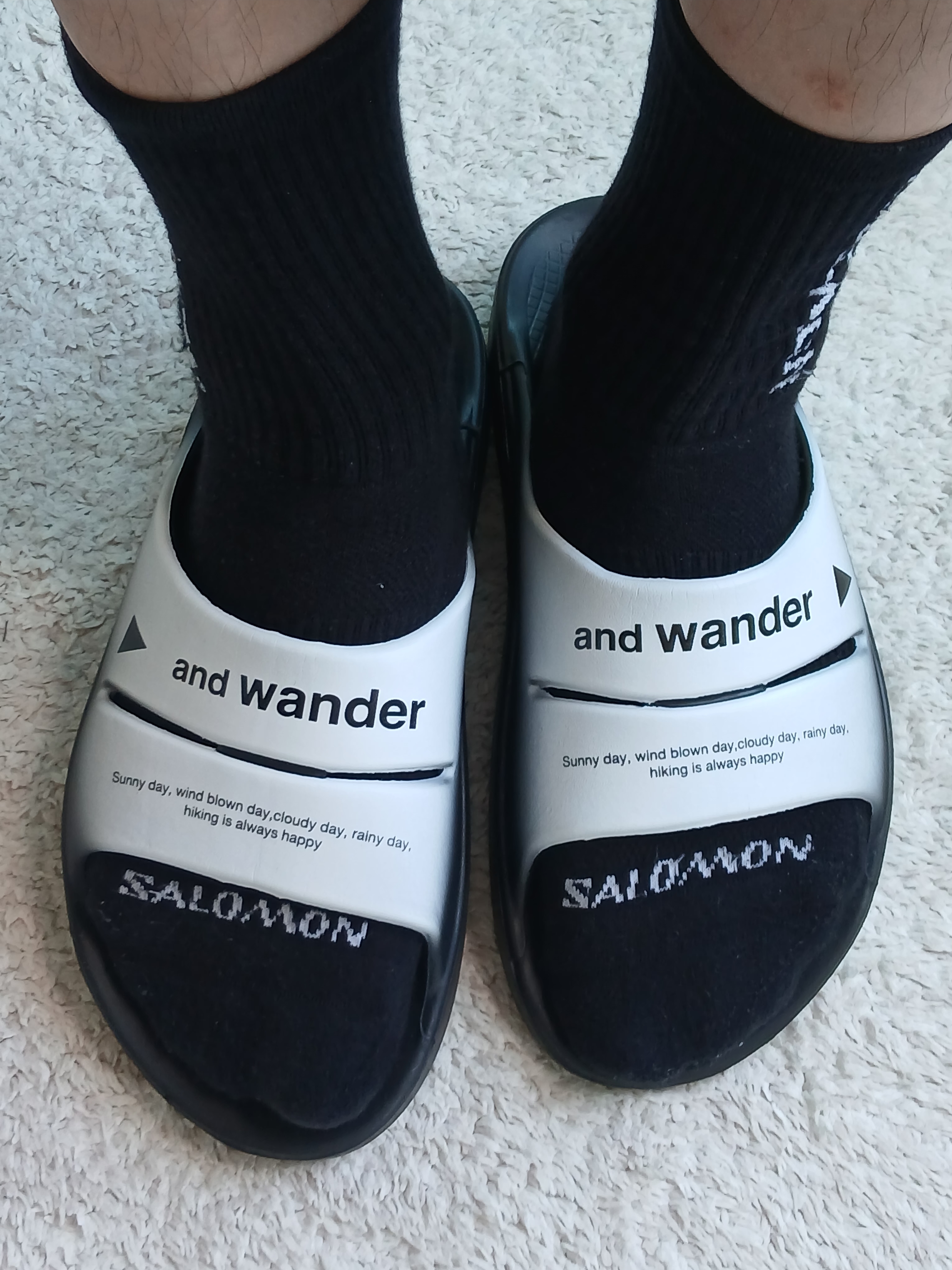 Oofos x And Wander Ooahh Slide 착용 스타일 - 1