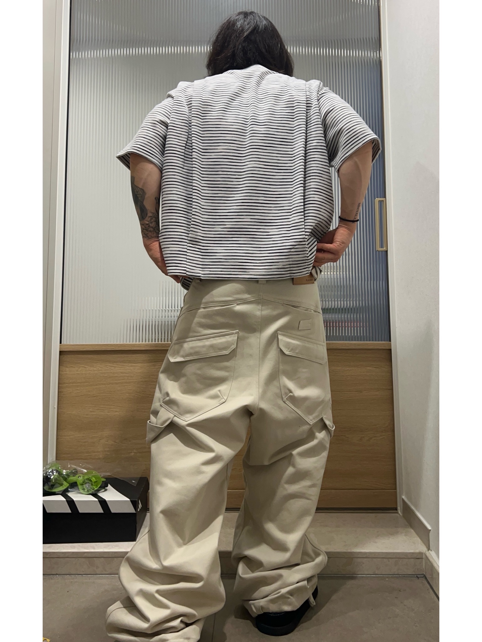 카미엔 백 플리츠 스트라이프 티 화이트, 카미엔 247 올 데이 배기 팬츠 라이트 베이지 착용 스타일 - 2