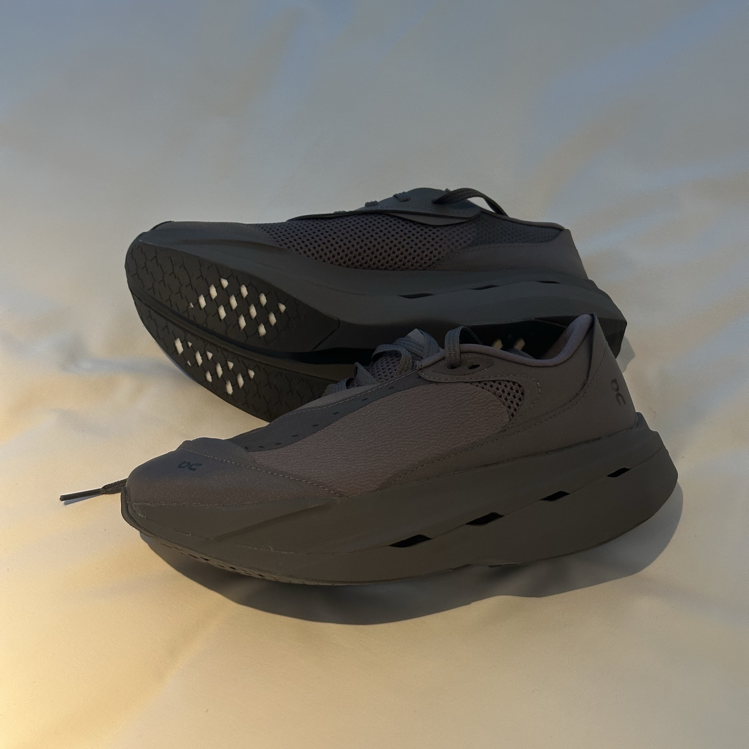 On Running x Post Archive Faction (Paf) Cloudboom Volt Ember Pebble 착용 스타일 - 2