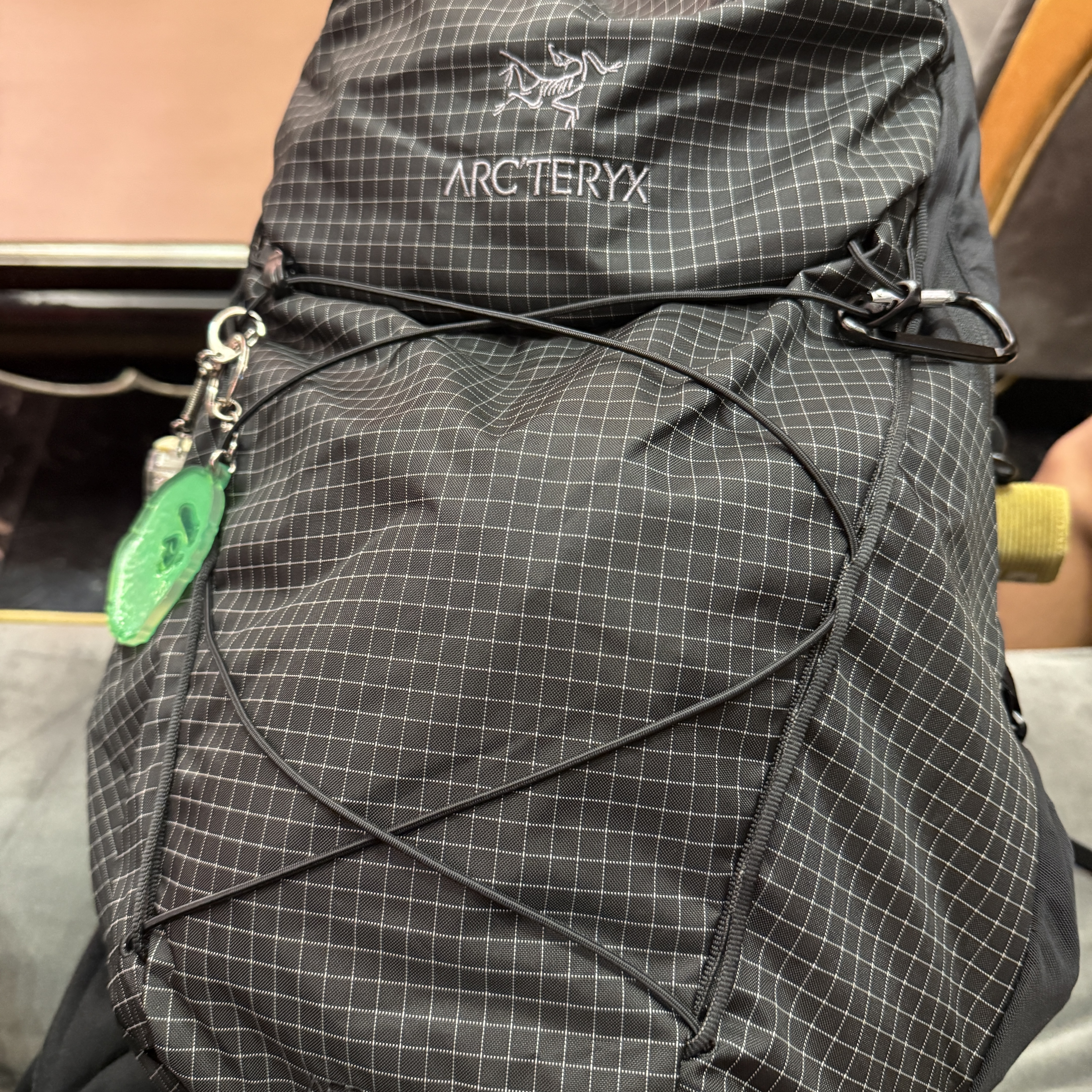 Arc'teryx Aerios 18 Backpack Black, BAPE Milo T-Shirt Keyring Coffee 착용 스타일
