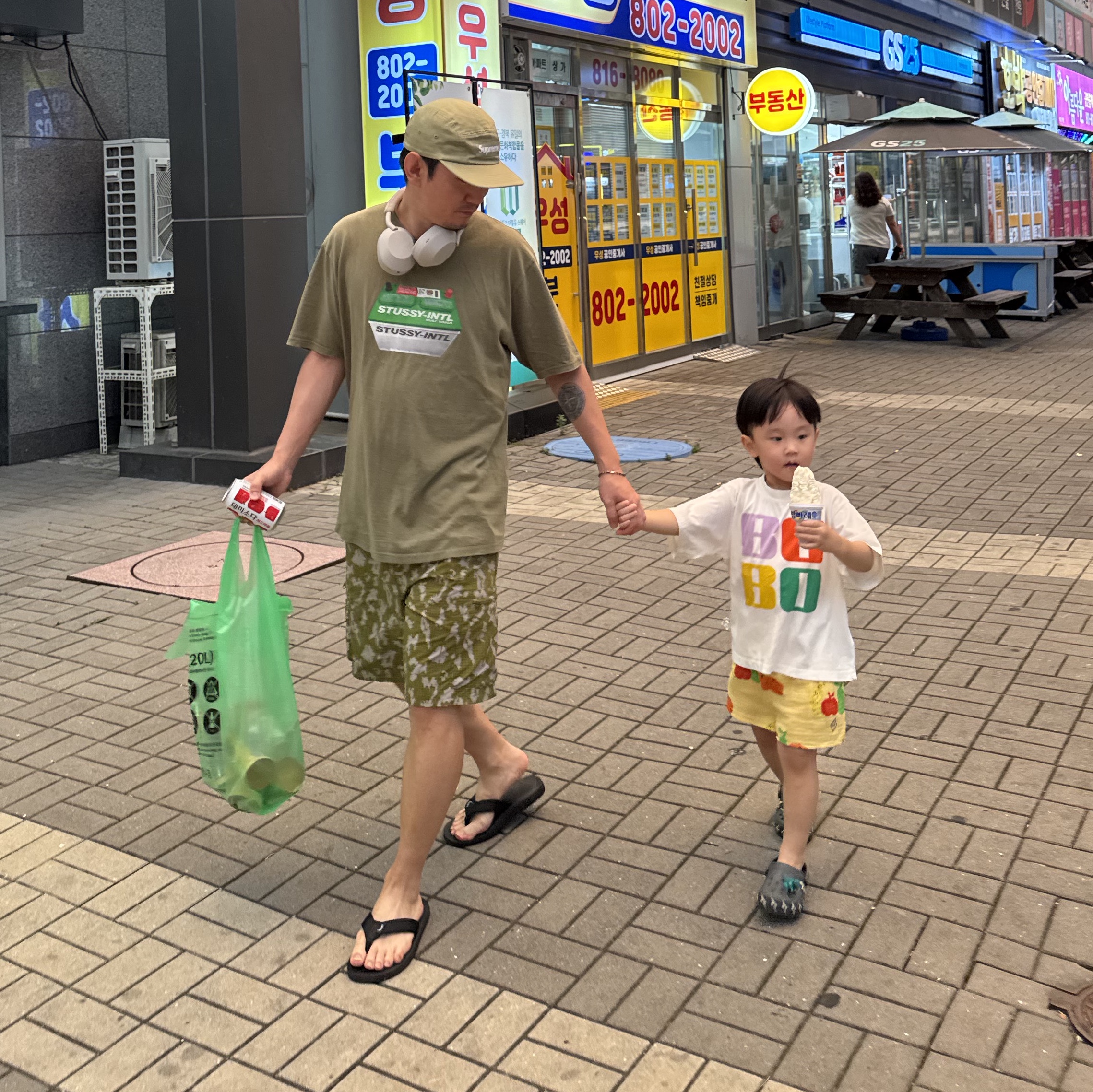 Stussy Battery T-Shirt Olive, Supreme Washed Chino Twill Camp Cap Light Olive - 24SS 착용 스타일 - 1