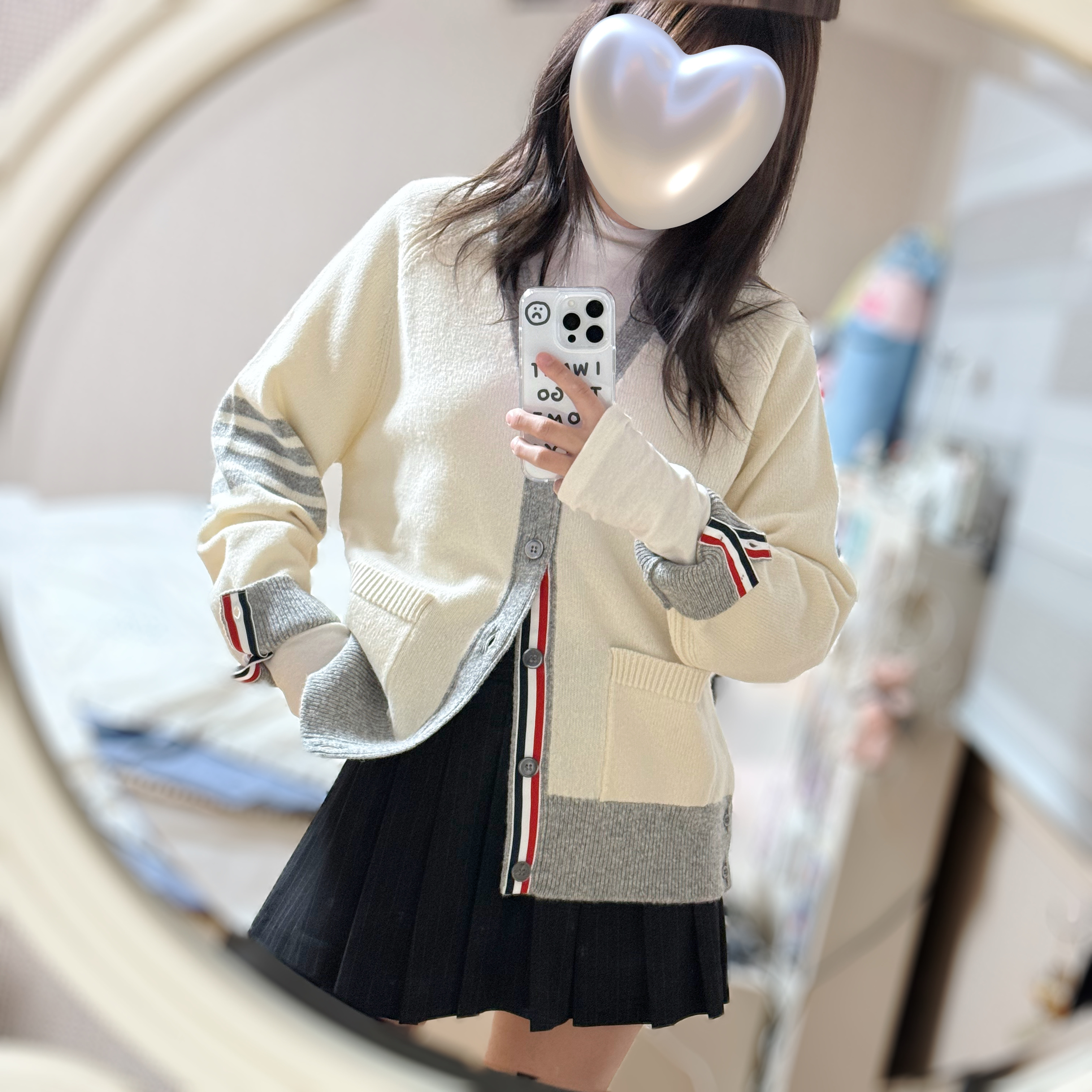 Thom Browne Shetland Wool Raglan 4-Bar Relaxed V-Neck Cardigan White 착용 스타일 - 2