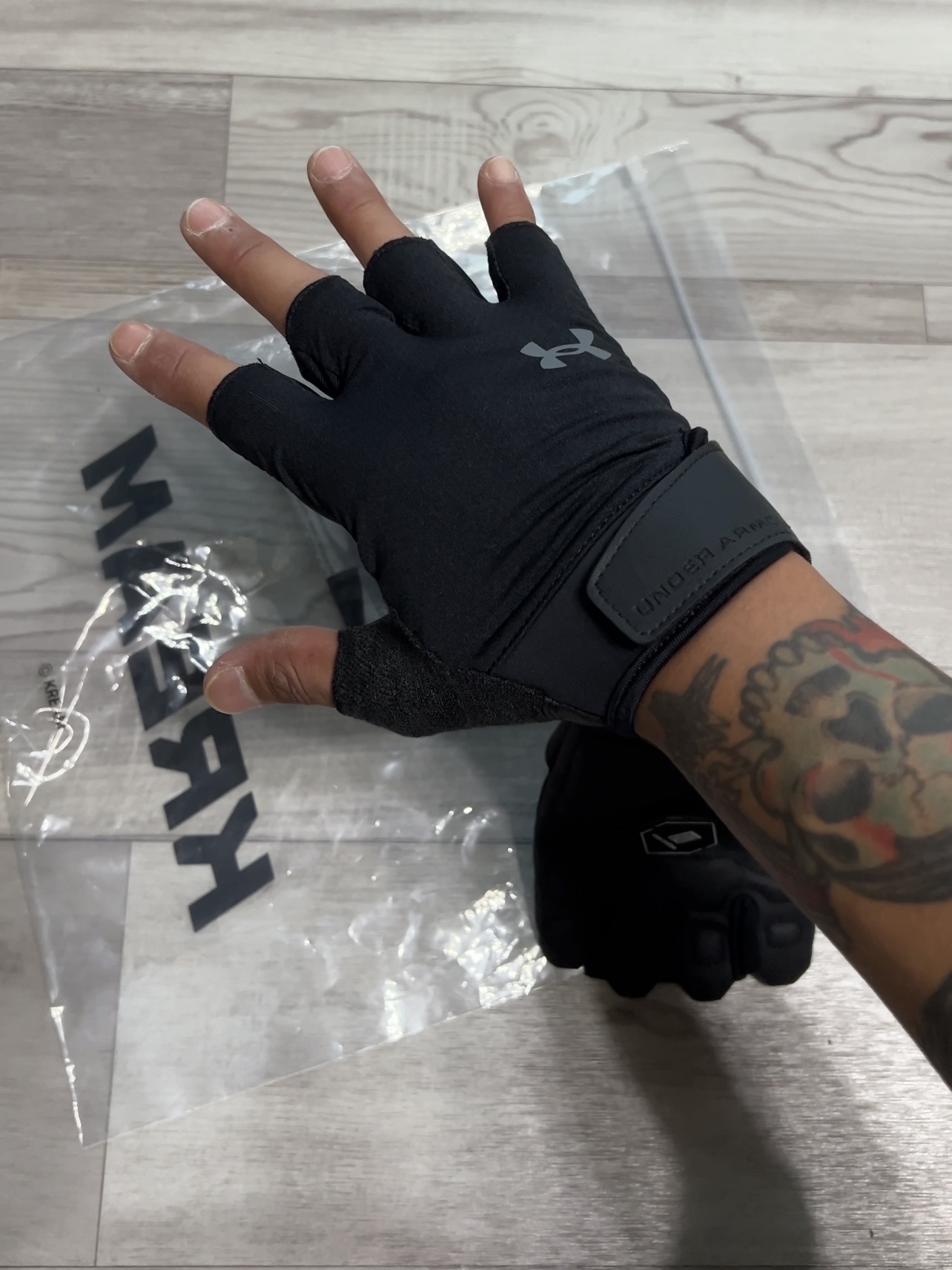 Under Armour UA Training Gloves Black Pitch Gray 착용 스타일 - 3