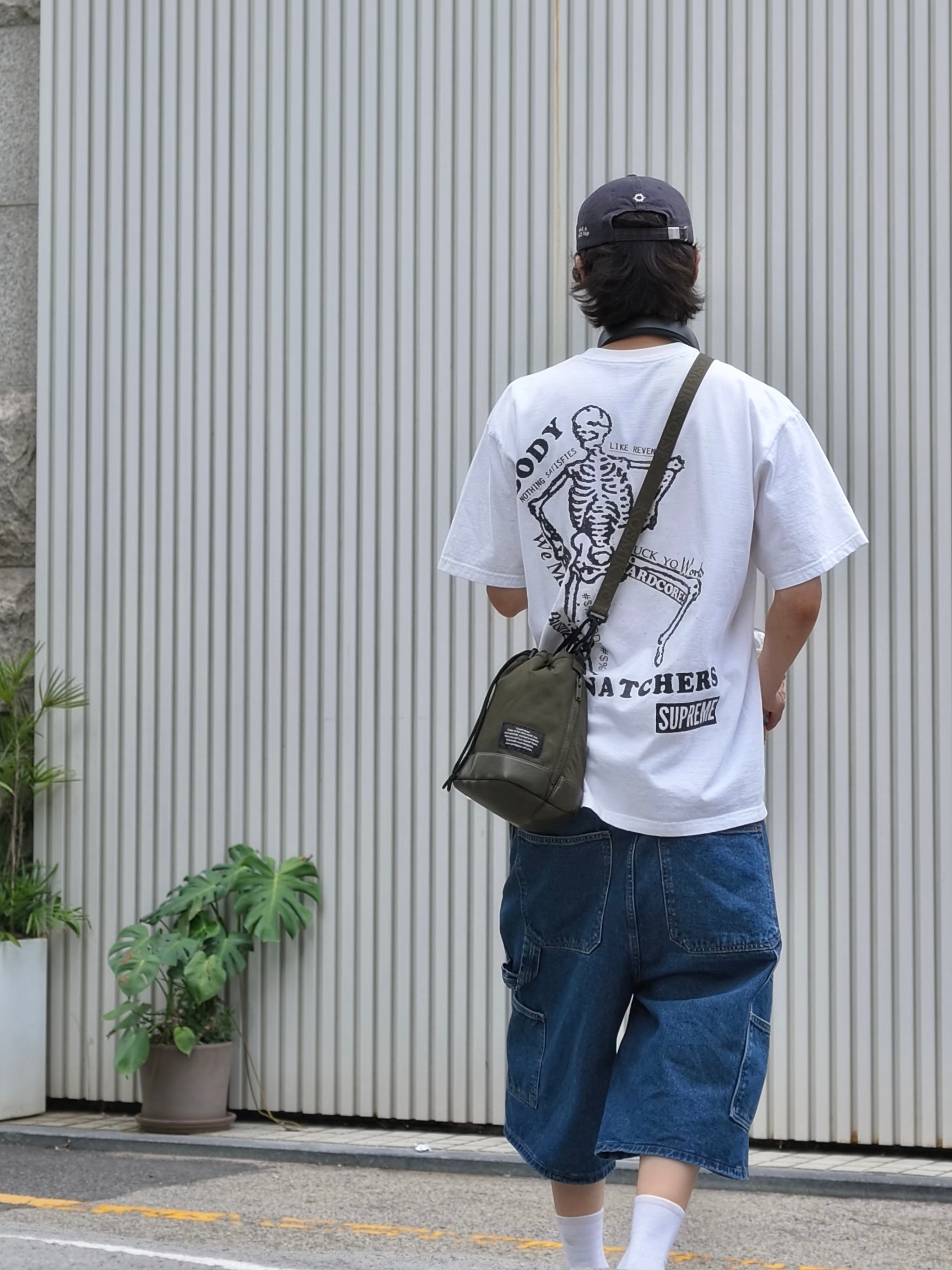Supreme Body Snatchers T-Shirt White - 23SS, GU x Undercover Shoulder Bag Olive 착용 스타일 - 1