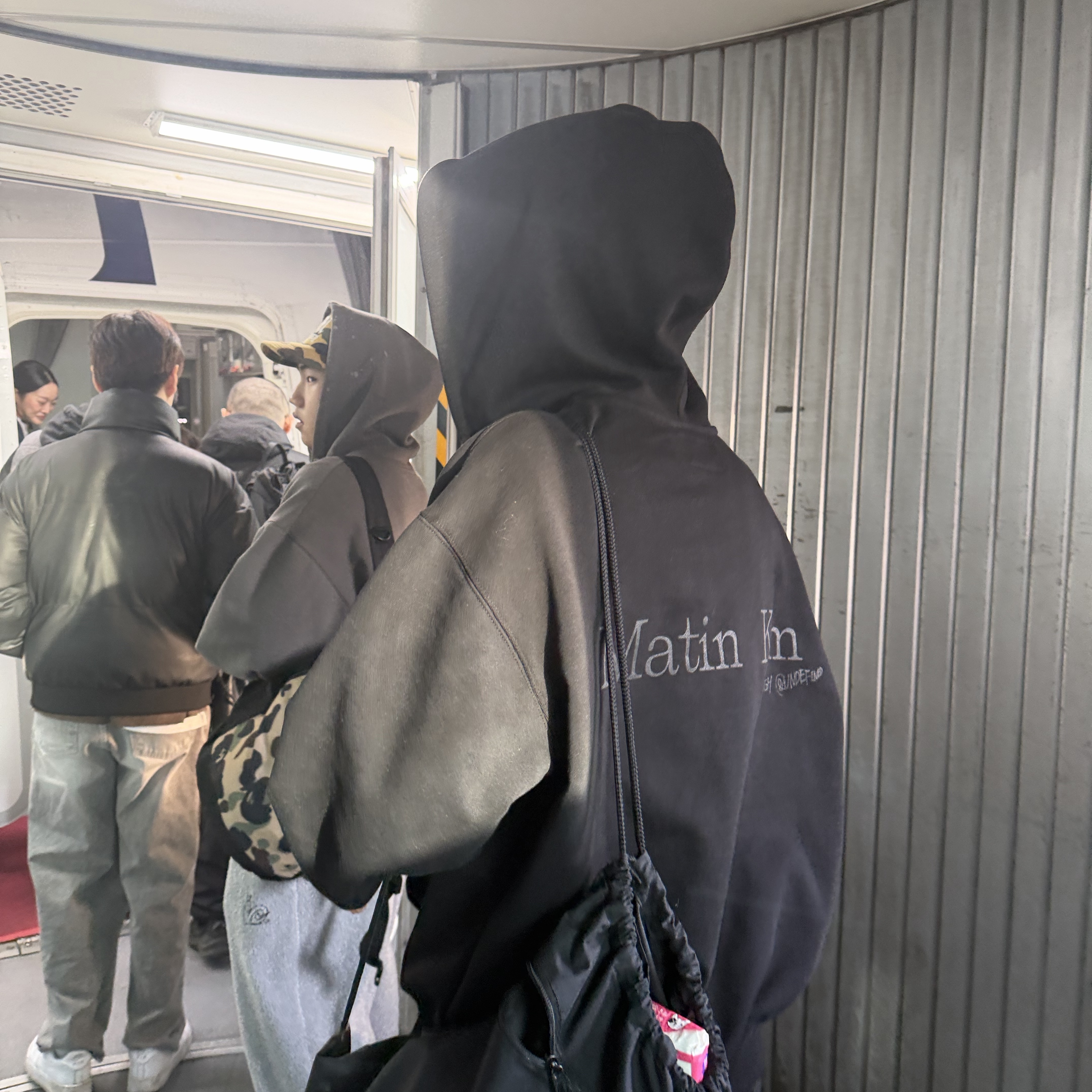 Matin Kim Back Logo Essential Hoody Zip Up In Black 착용 스타일