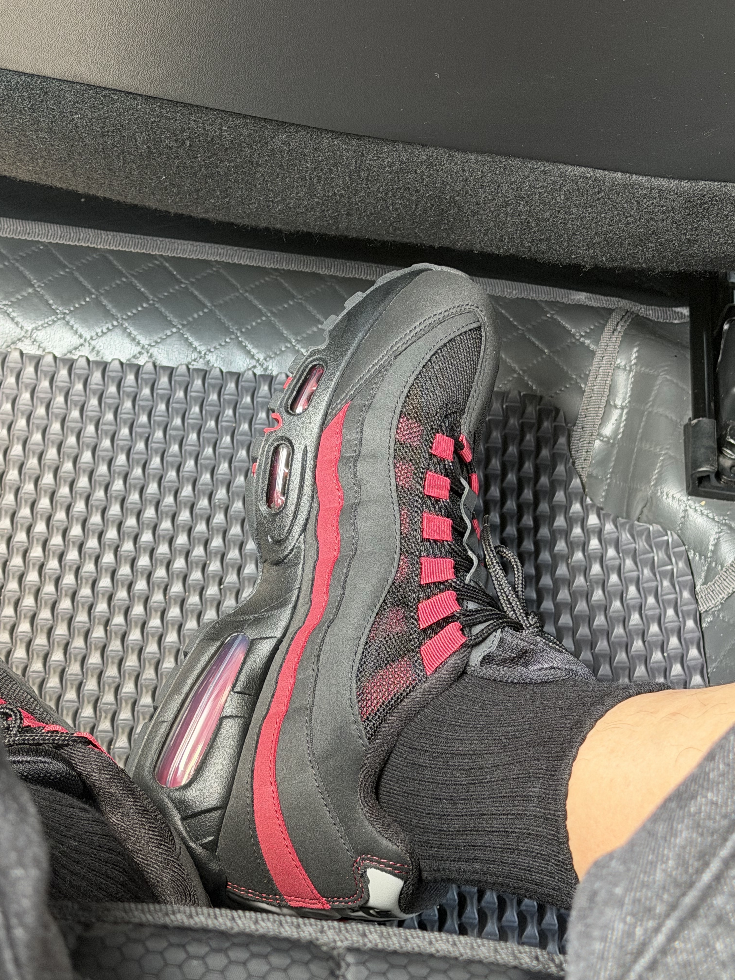 Nike Air Max 95 OG Black Team Crimson 착용 스타일 - 1